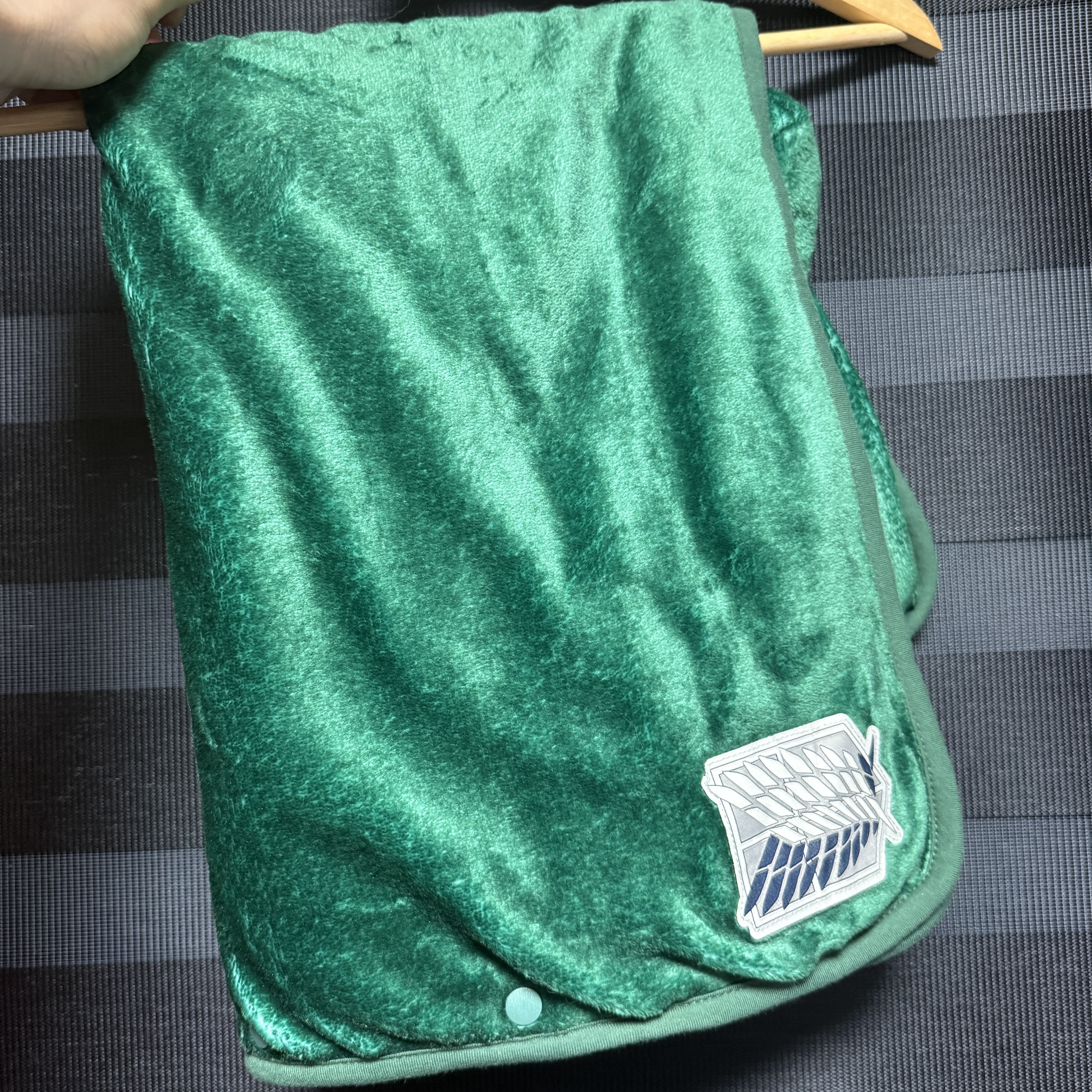 Spao x Attack on Titan Hooded Blanket Green 착용 스타일