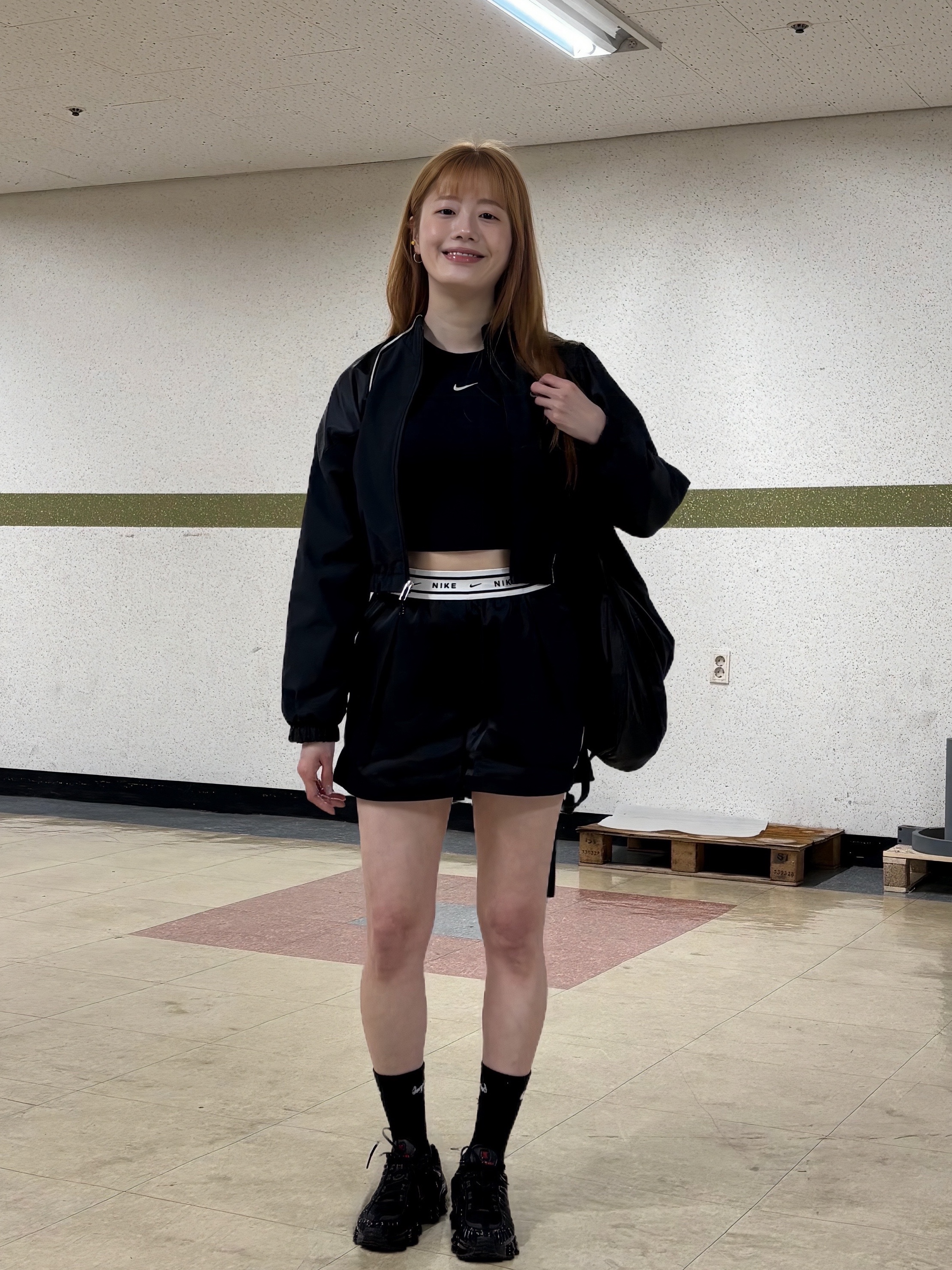 (W) Nike Shox TL Black and Max Orange, (W) NIke NSW Loose Fit Mid-Rise Satin Shorts Black Sail - Asia 착용 스타일 - 4