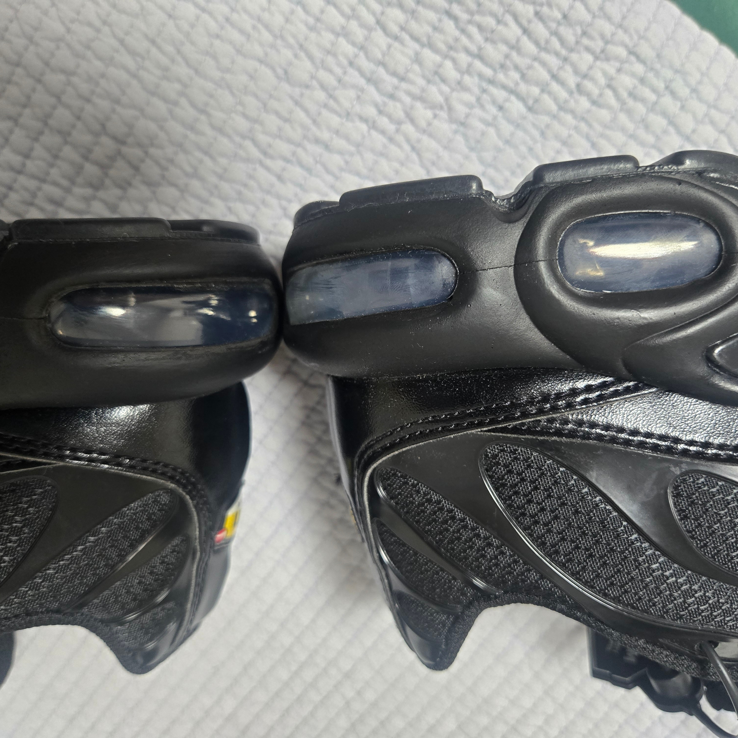 Nike Air Max Plus Triple Black 착용 스타일 - 2