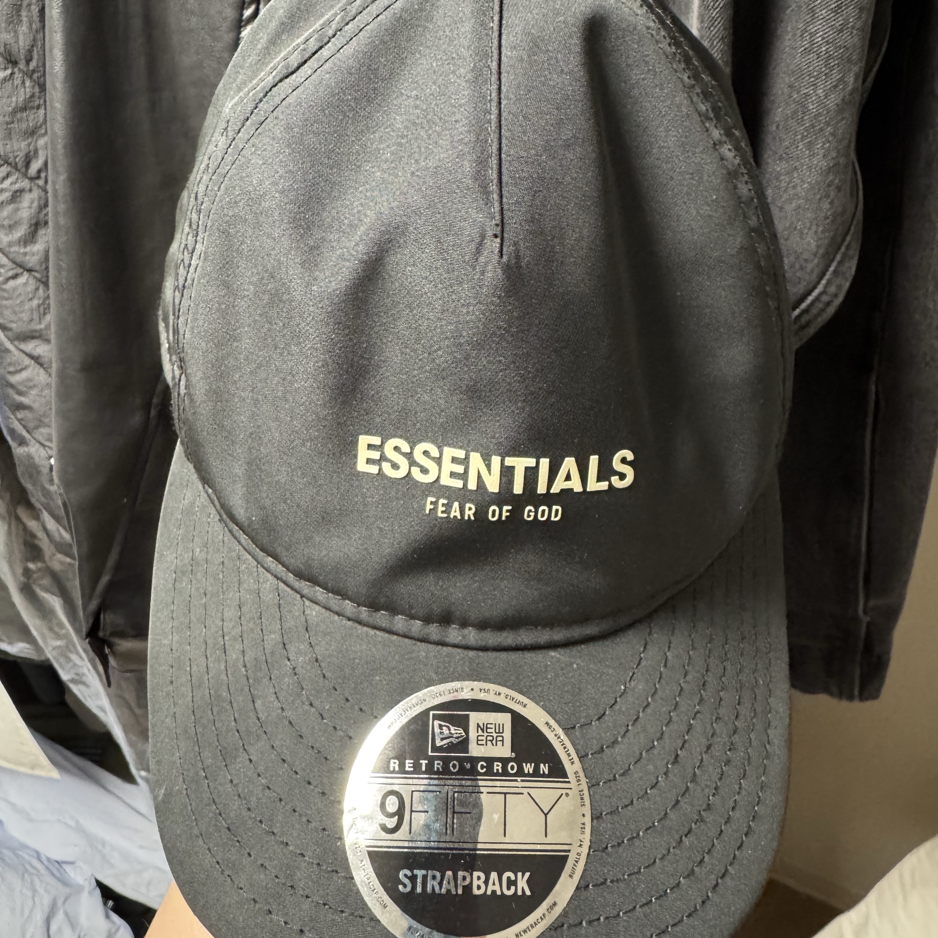 Essentials x New Era Retro Crown Strapback Black 착용 스타일