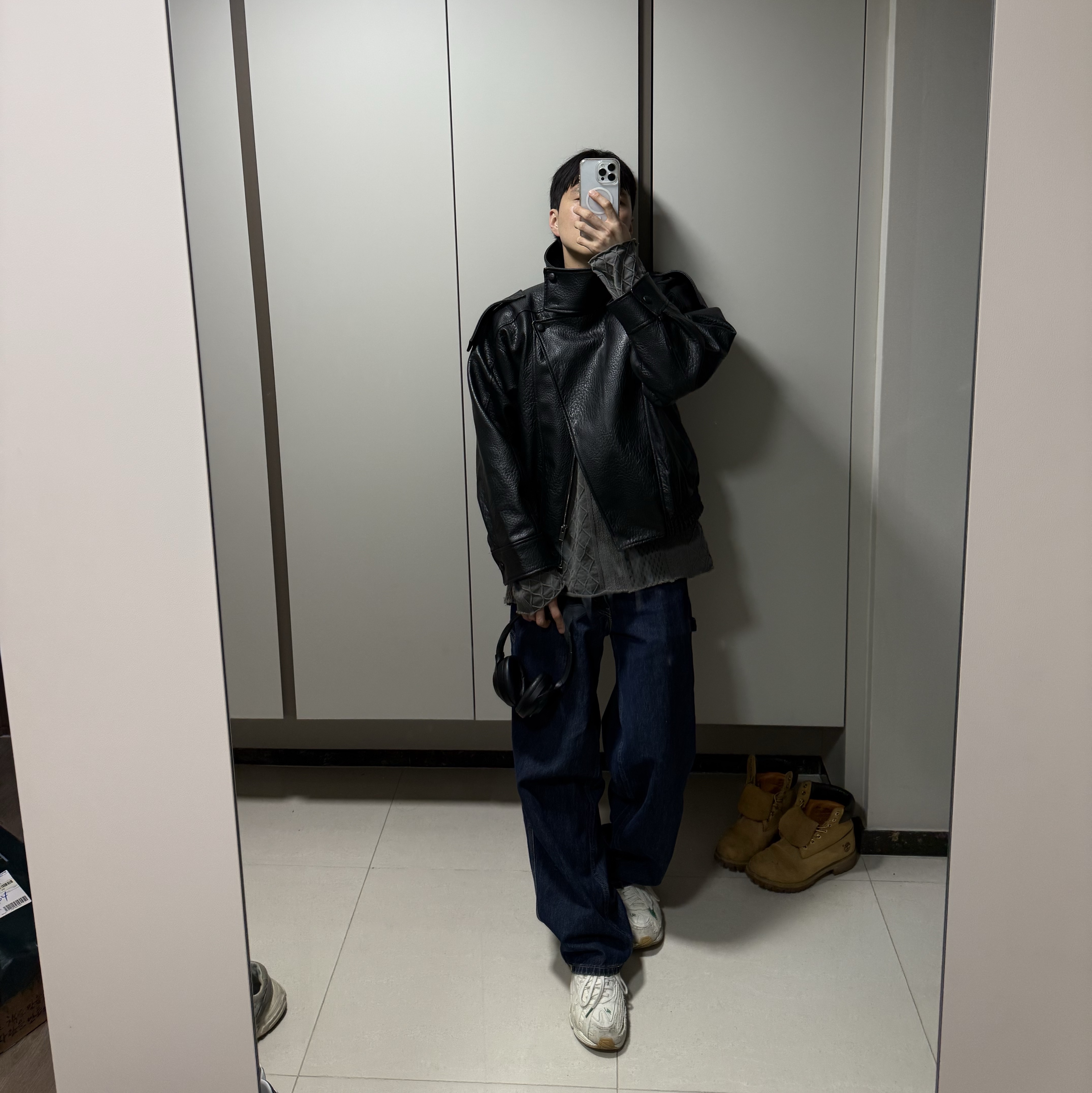 Levi's Silvertab Baggy Carpenter Jeans Dark Indigo, Adidas x Sean Wotherspoon Orketro Off White 착용 스타일