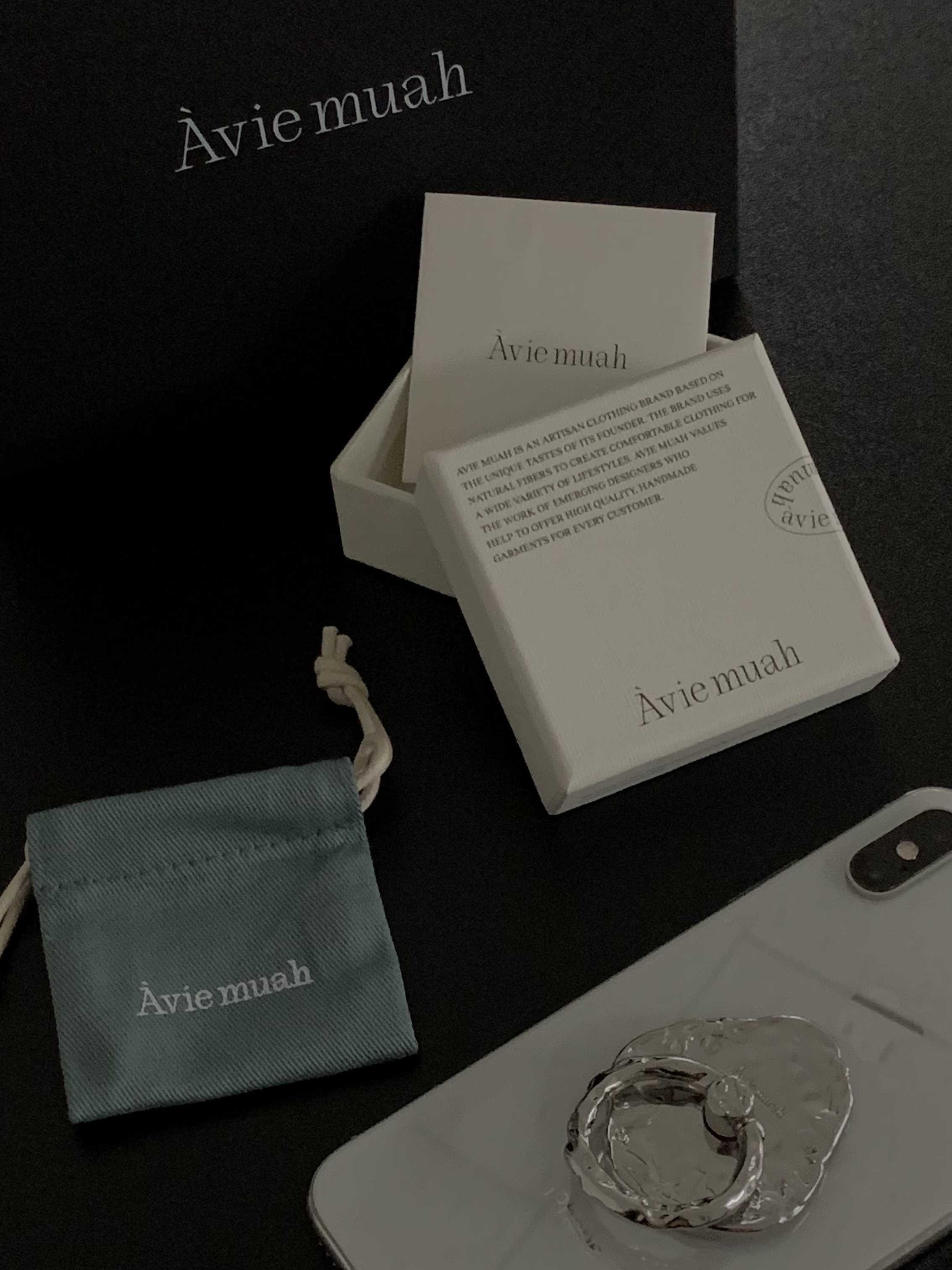 Aviemuah Ave Phone Knob Rhodium 착용 스타일