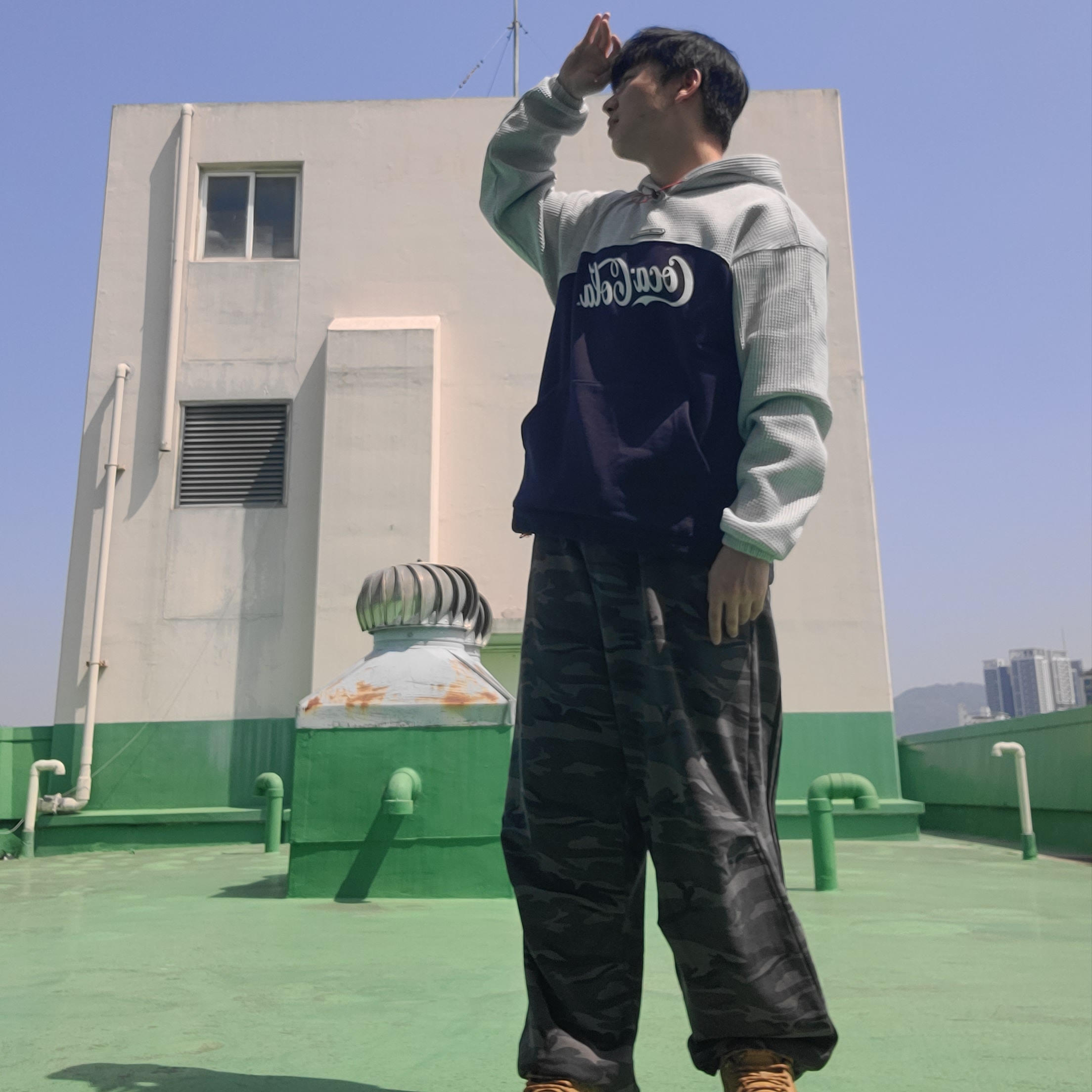 SPORT CHAMBER x Coca-Cola Hood T-shirt Navy, BP2DISORDER Two-Tuck Wide Pants Camo 착용 스타일