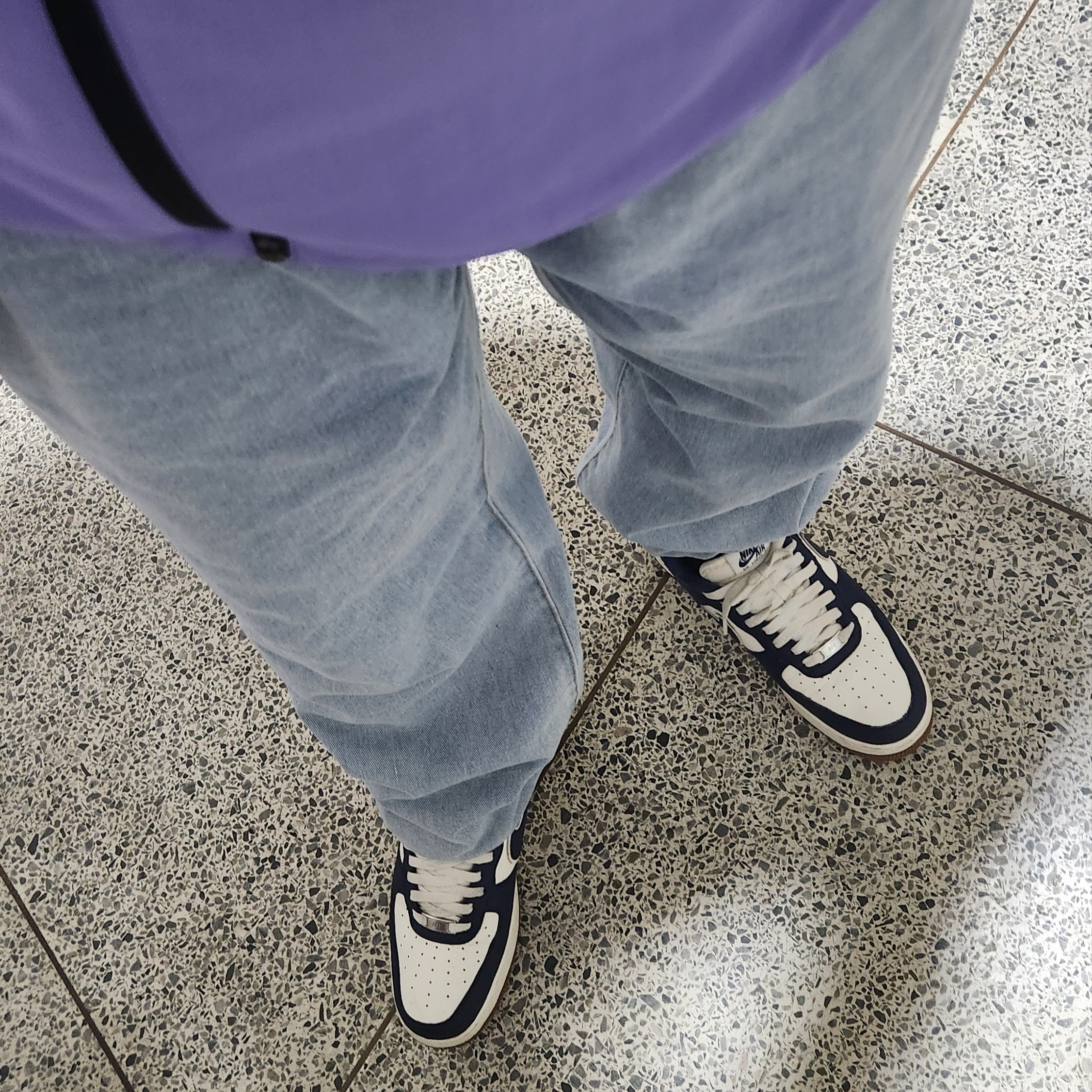 Nike Air Force 1 '07 LV8 Midnight Navy 착용 스타일