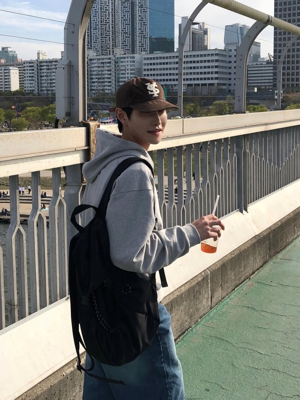 Sunday Ceremony Sy Logo 5 Panel Cotton Cap - Brown 착용 스타일 - 3