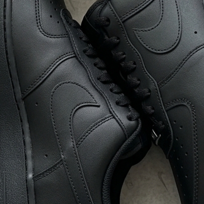 Nike Air Force 1 '07 Low Triple Black 착용 스타일