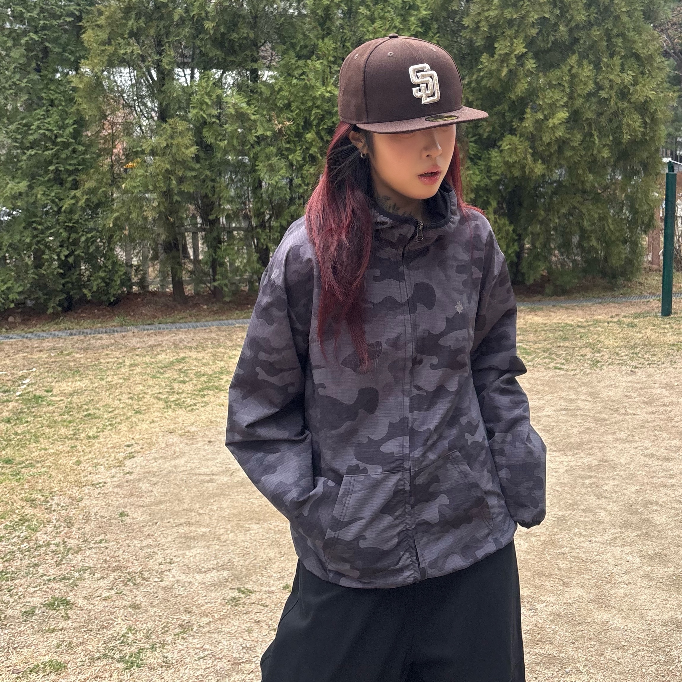 SLOW RECORD HOUSE Ripstop Camo Windbreaker Charcoal 착용 스타일 - 4