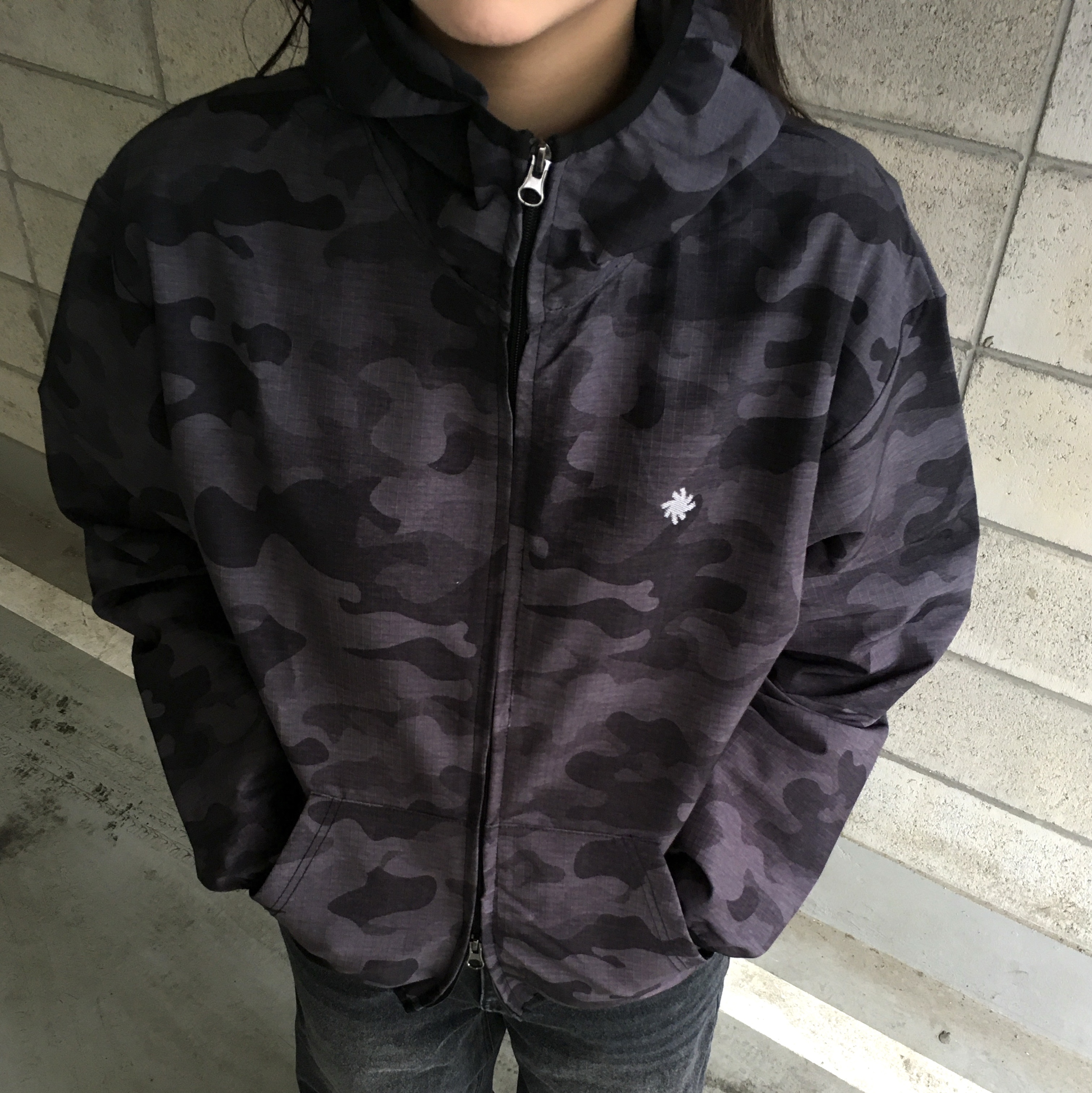 SLOW RECORD HOUSE Ripstop Camo Windbreaker Charcoal 착용 스타일 - 3