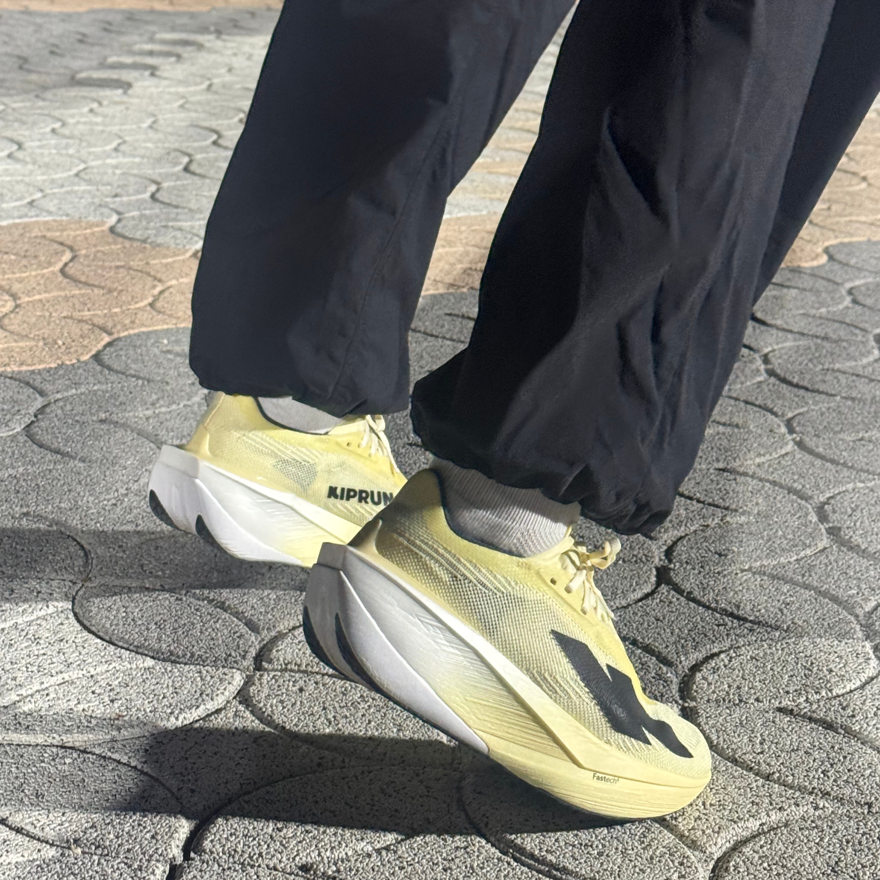 DECATHLON Kiprun Women's Carbon Racing Shoes Kiprun KD900X Elite Vanilla Yellow 착용 스타일 - 5