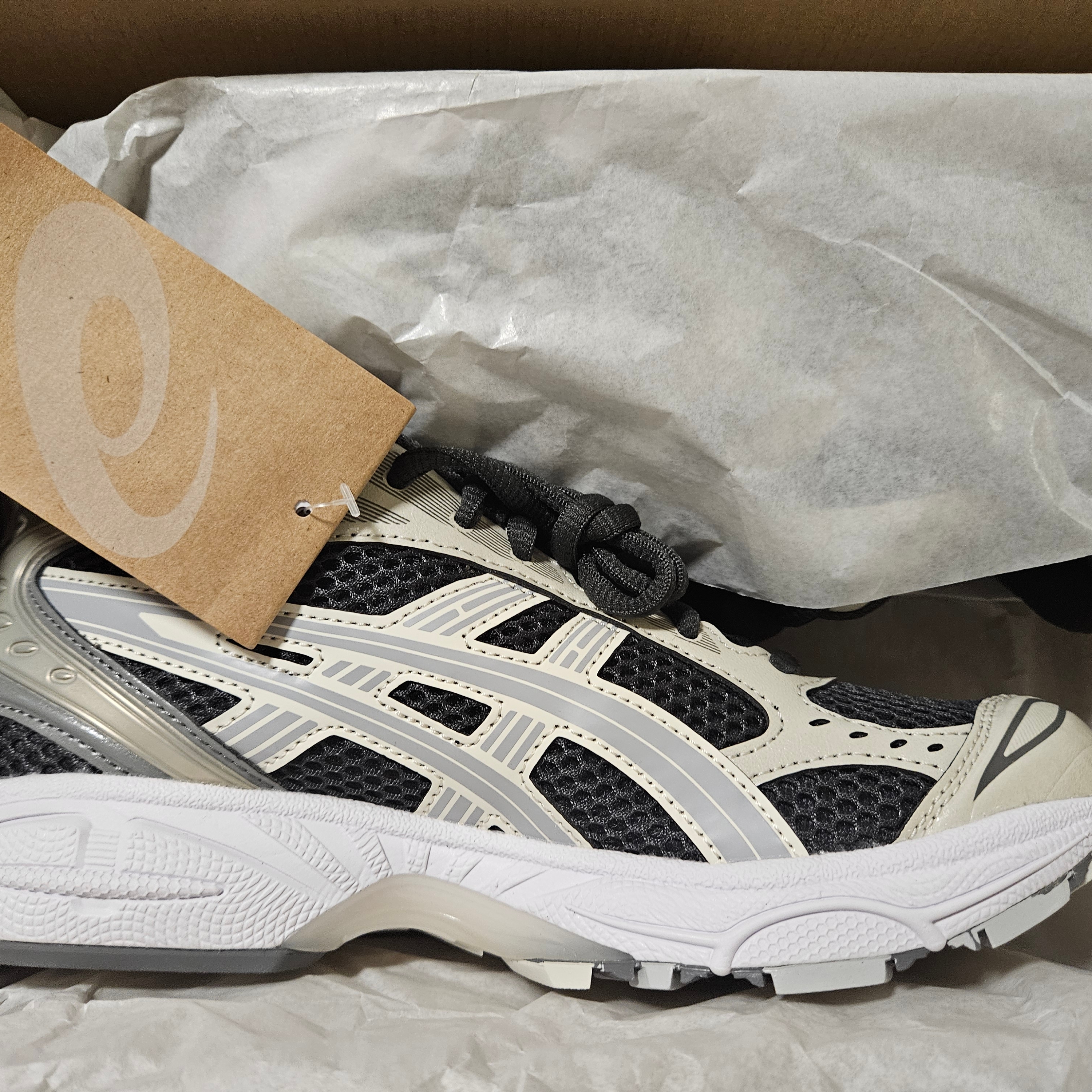 Asics Gel-Kayano 14 Obsidian Grey Cement Grey 착용 스타일