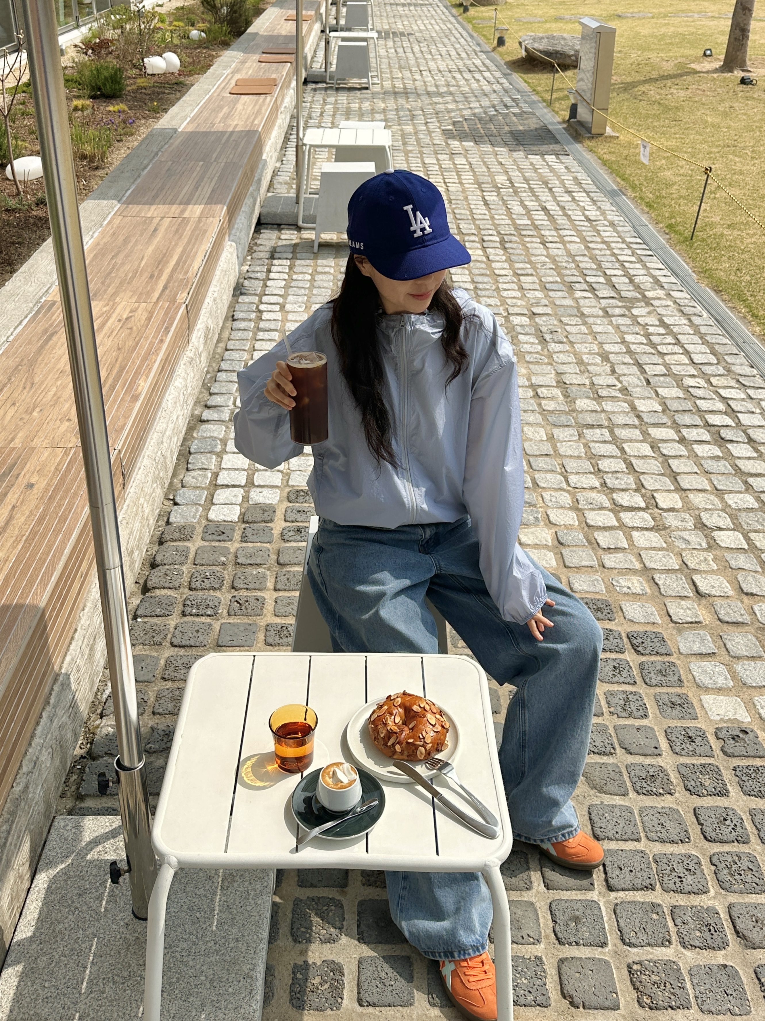 New Era x Beams LA Dodgers 9FIFTY Retro Crown Cap Blue, Onitsuka Tiger Tokuten Fiery Red Cream 착용 스타일 - 3