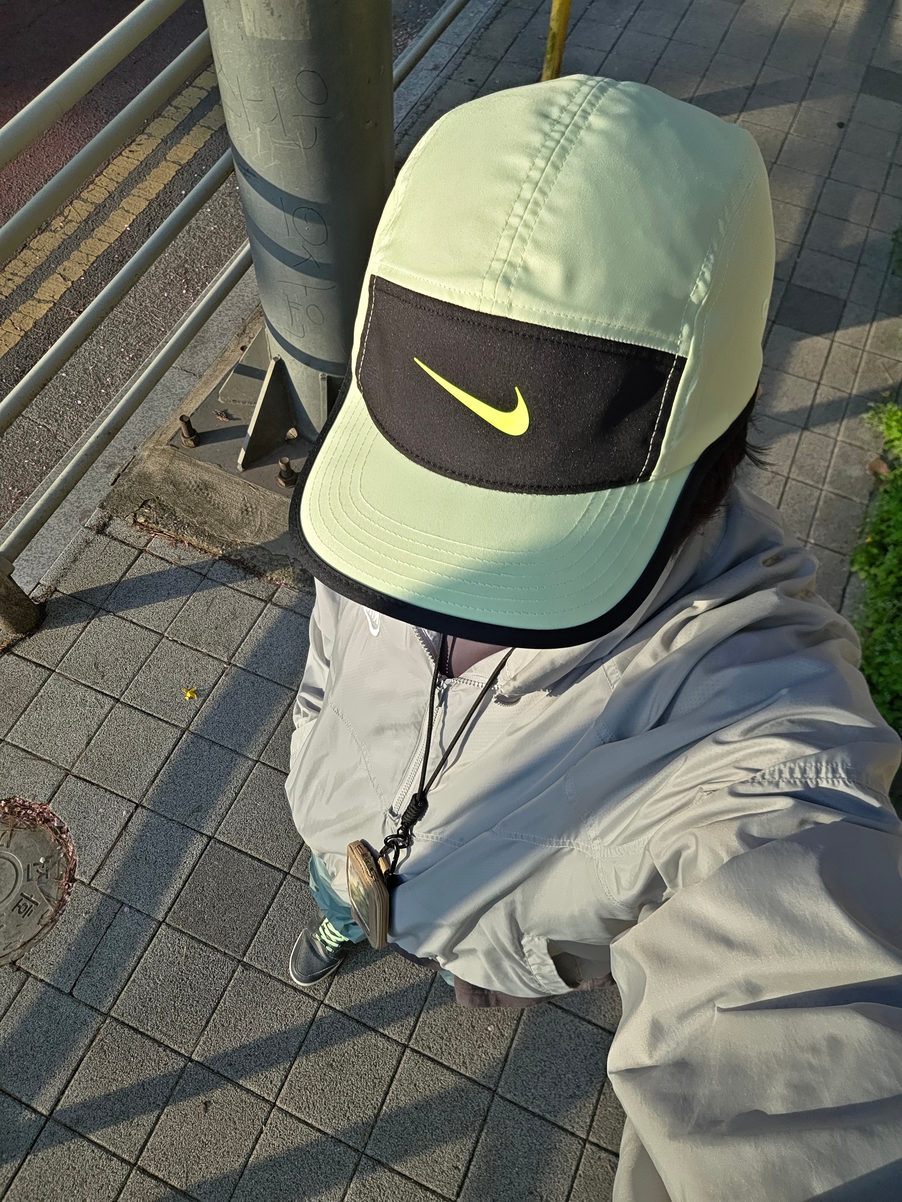 Nike Dri-Fit Fly Unstructured Swoosh Cap Barely Volt Black, Nike NSW Unlined Woven Windrunner Anorak Jacket Smoke Grey Heather - Asia 착용 스타일 - 2