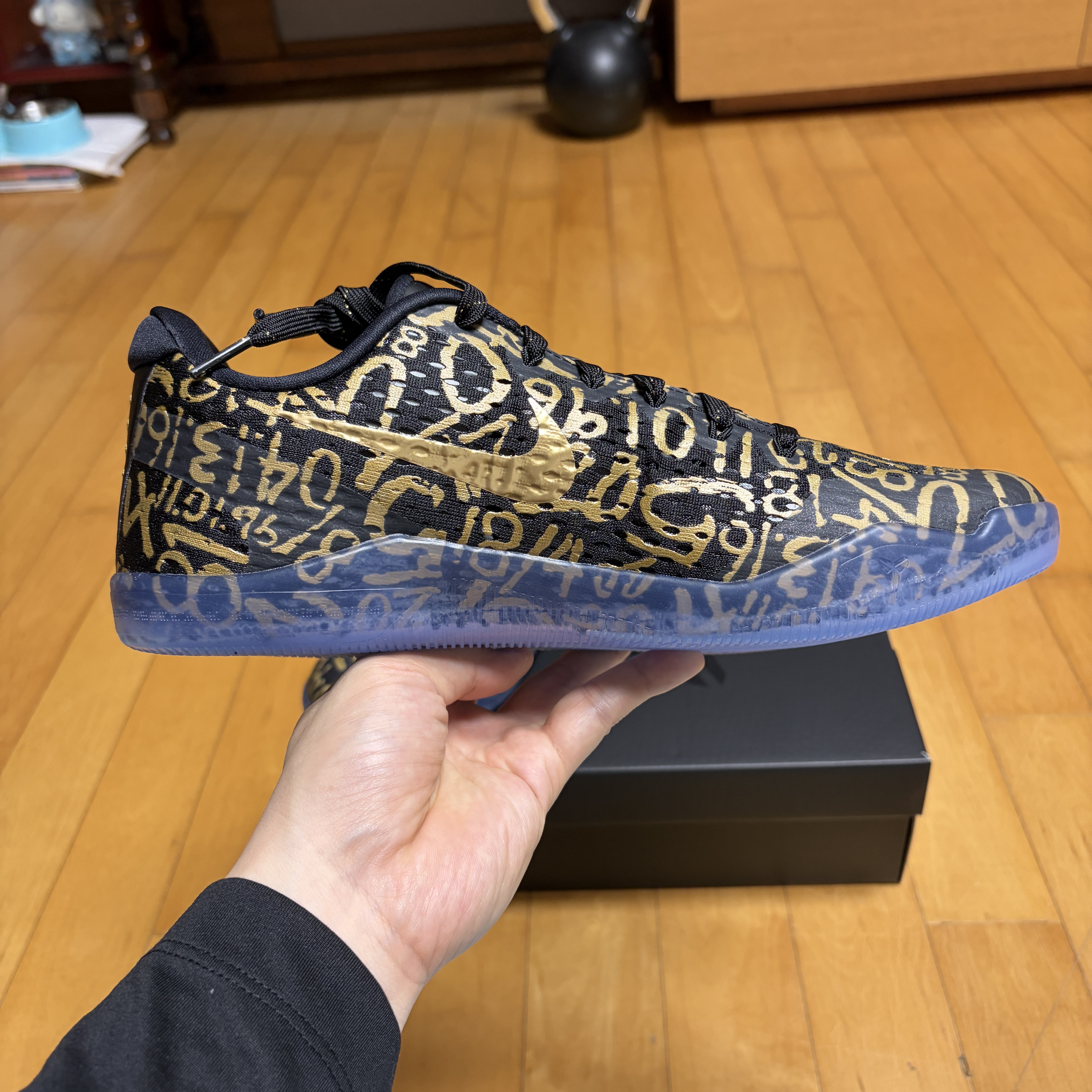 Nike Kobe 11 Protro Black and Metallic Gold 착용 스타일 - 4