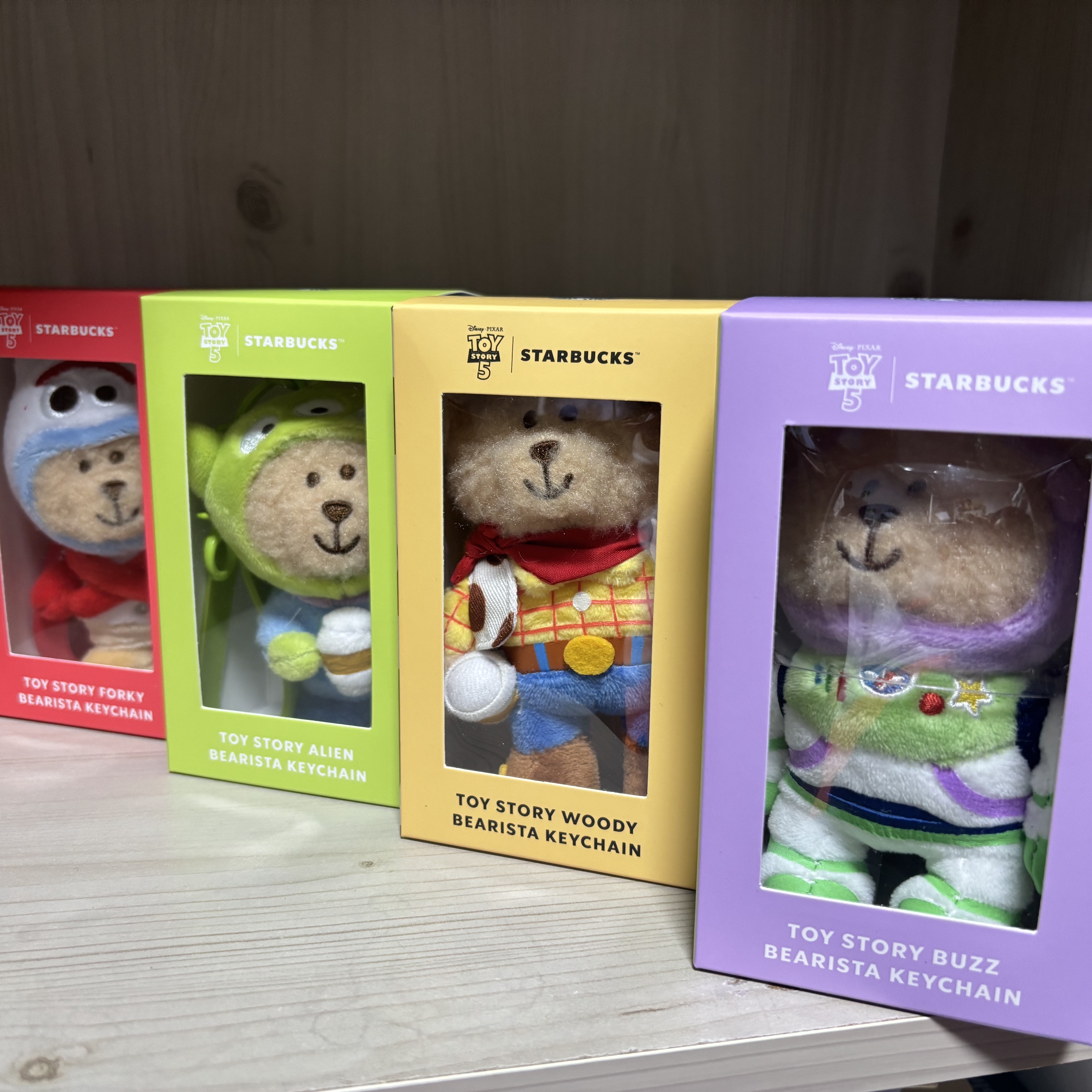 Starbucks x Toy Story 5 MD Buzz Bearista Keychain Purple, Starbucks x Toy Story 5 MD Woody Bearista Keychain Yellow 착용 스타일