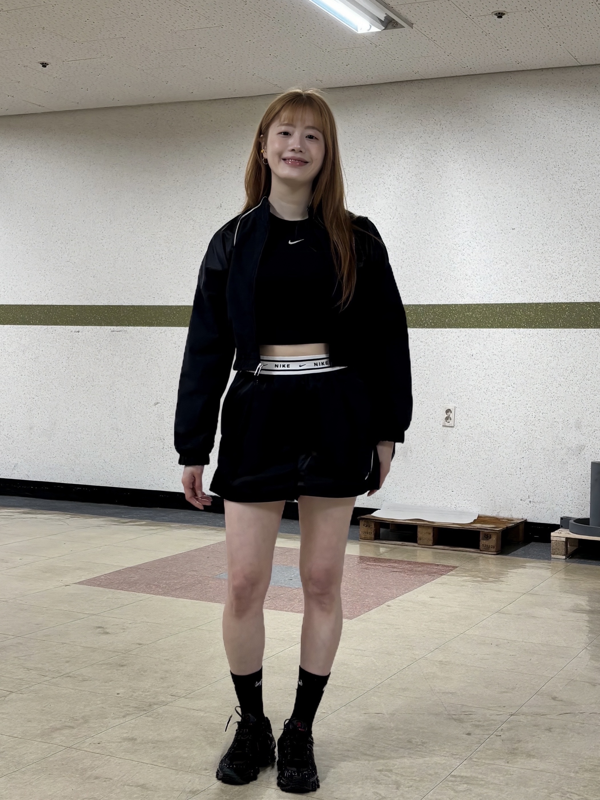 (W) Nike Shox TL Black and Max Orange, (W) NIke NSW Loose Fit Mid-Rise Satin Shorts Black Sail - Asia 착용 스타일 - 6