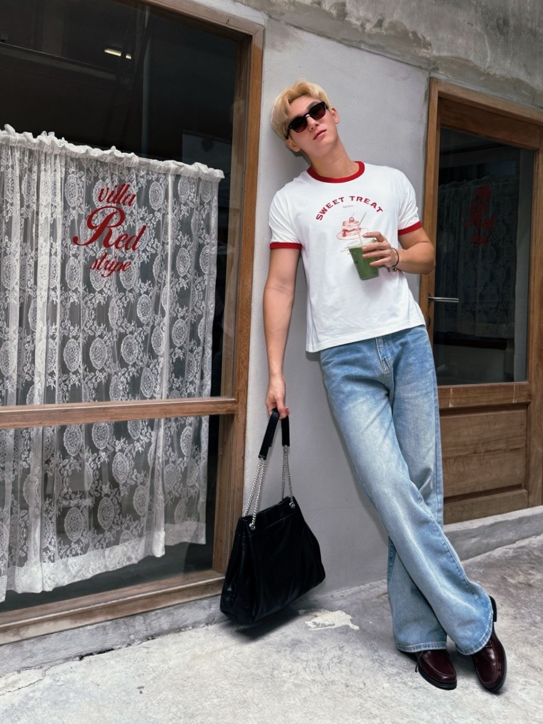 IAB Studio 26 IAB T-Shirt White Navy, Levi's x Oasis Deca Logo T-Shirt Black 착용 스타일 - 2