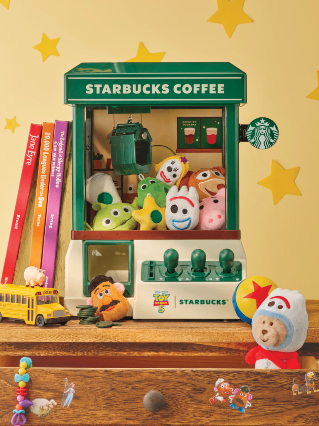 Starbucks x Toy Story 5 MD Woody Bearista Keychain Yellow, Starbucks x Toy Story 5 MD Buzz Bearista Keychain Purple 착용 스타일 - 4