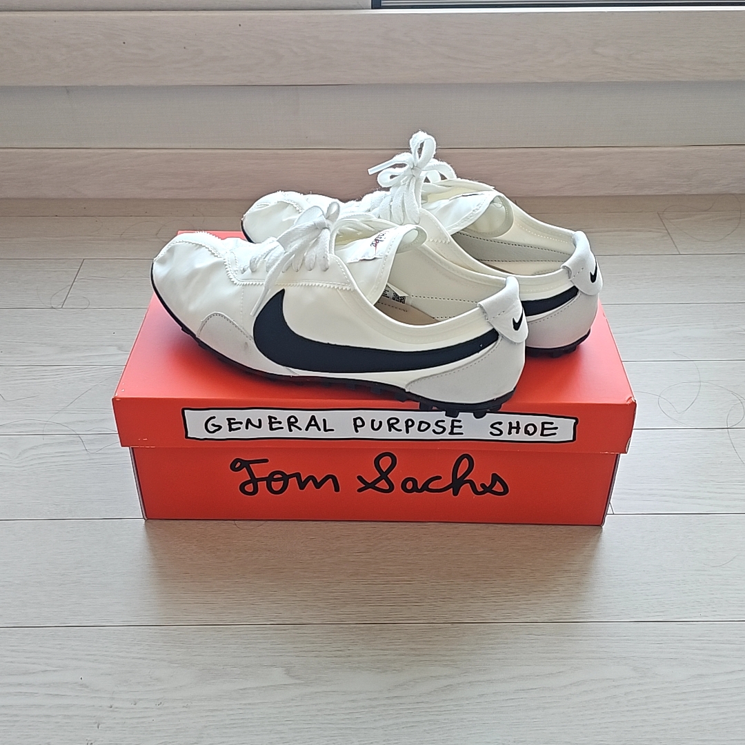 (W) Nike Moon Shoe Soft Pearl and Black 착용 스타일 - 3