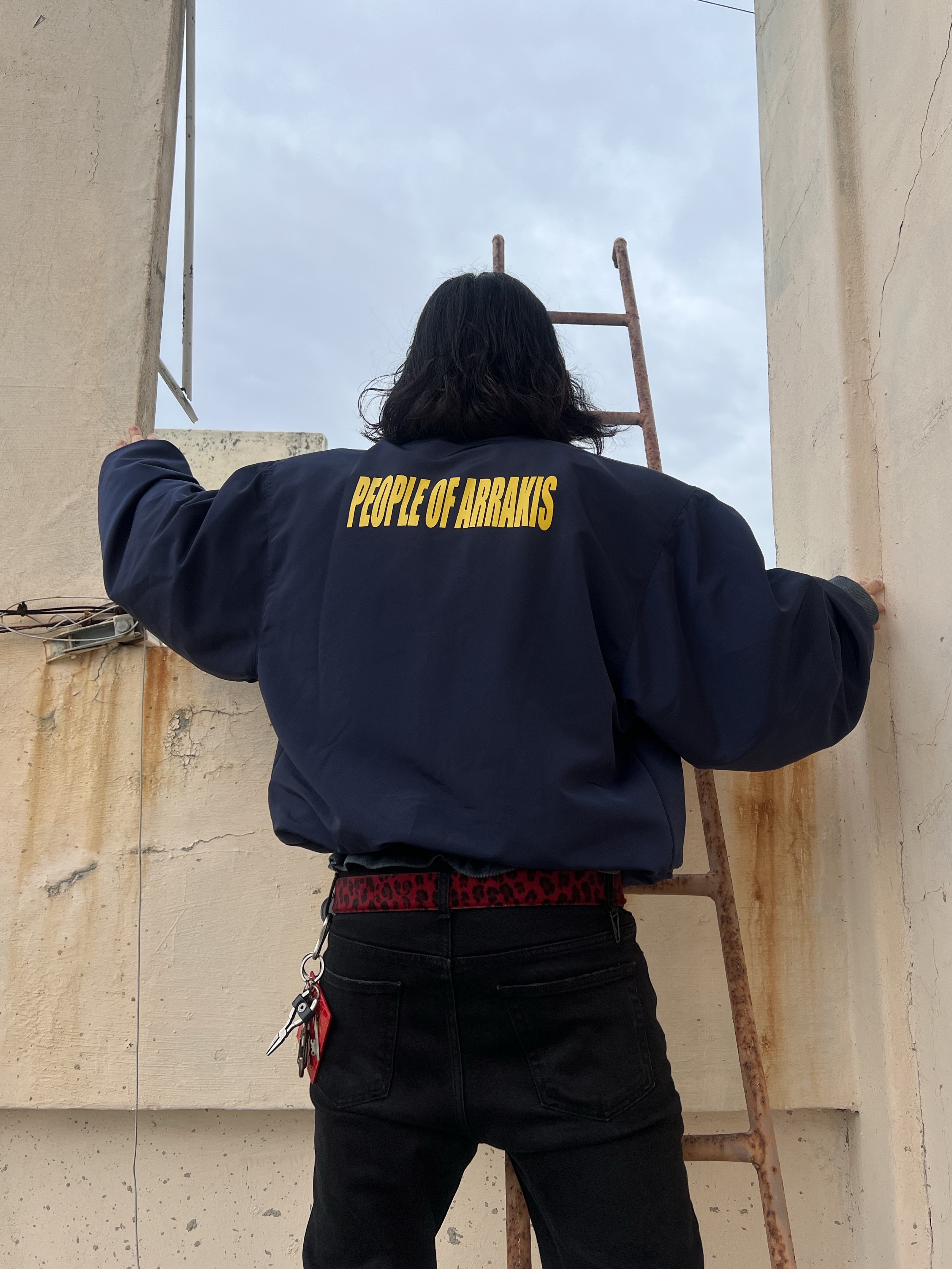 Undermycar Maigan Padded Shoulder Zip-Up Blouson India Ink - 23FW, Undermycar Calf Hair Module Belt Strap Red Leopard 착용 스타일 - 2