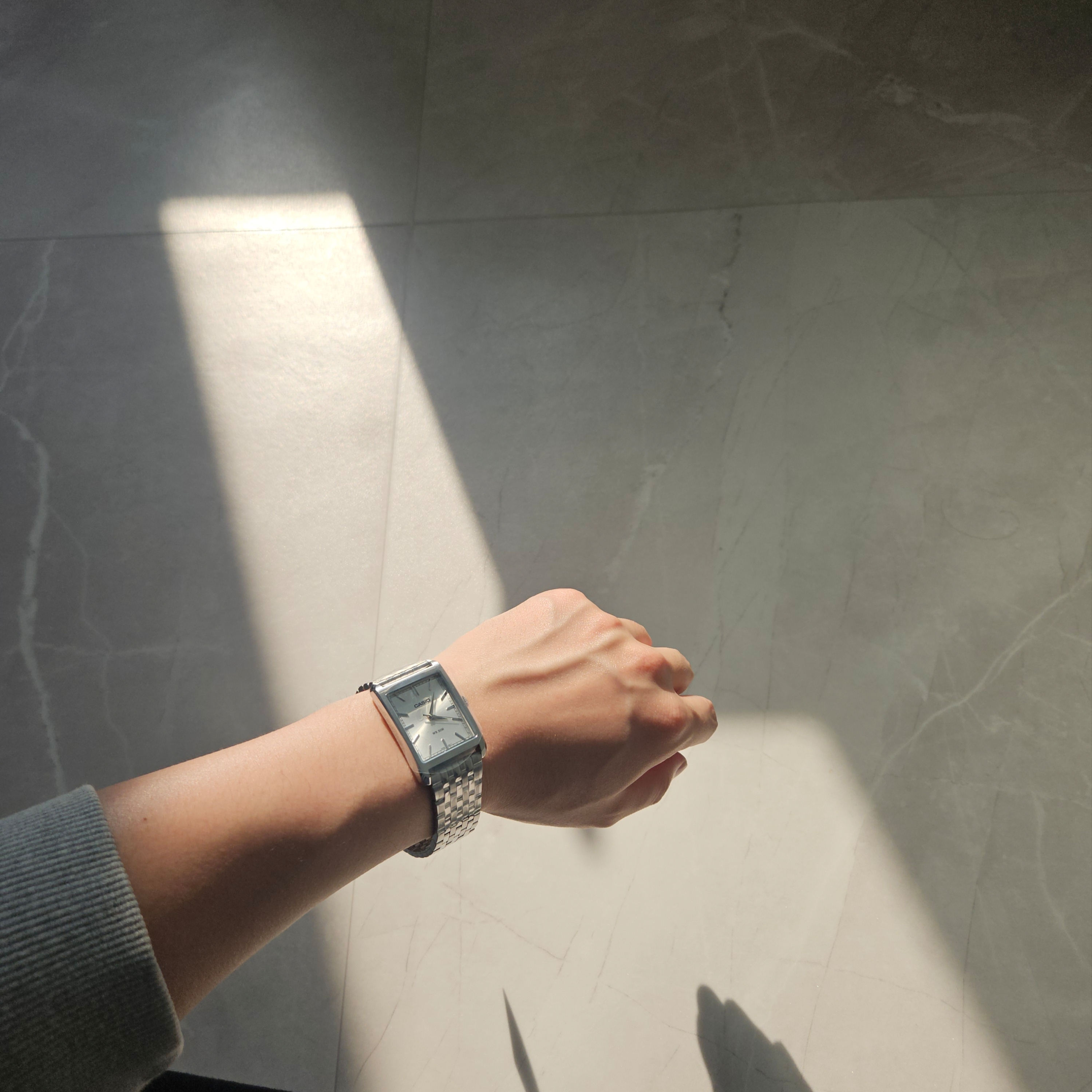 Casio MTP-B215D-7AV Silver 착용 스타일