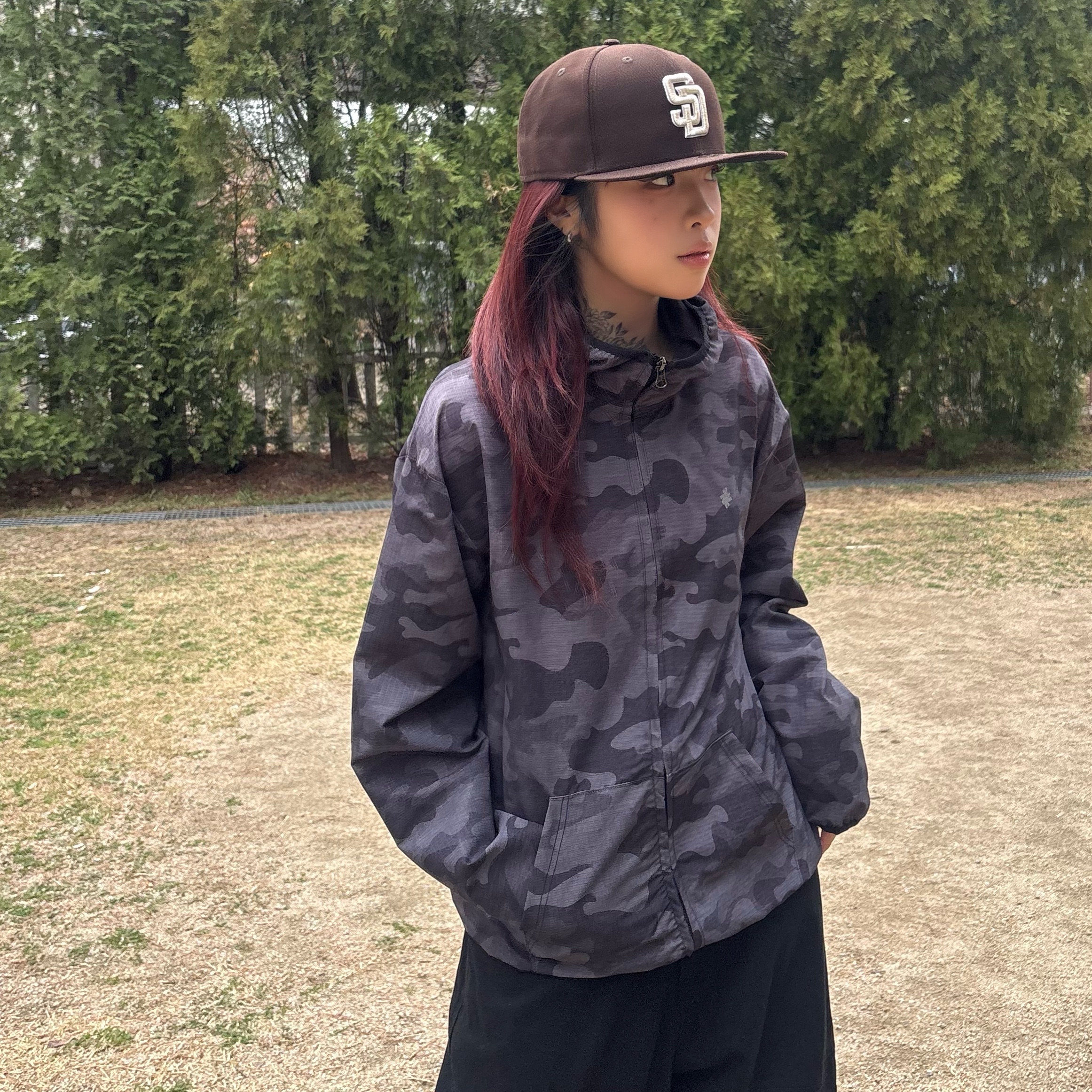 SLOW RECORD HOUSE Ripstop Camo Windbreaker Charcoal 착용 스타일 - 1