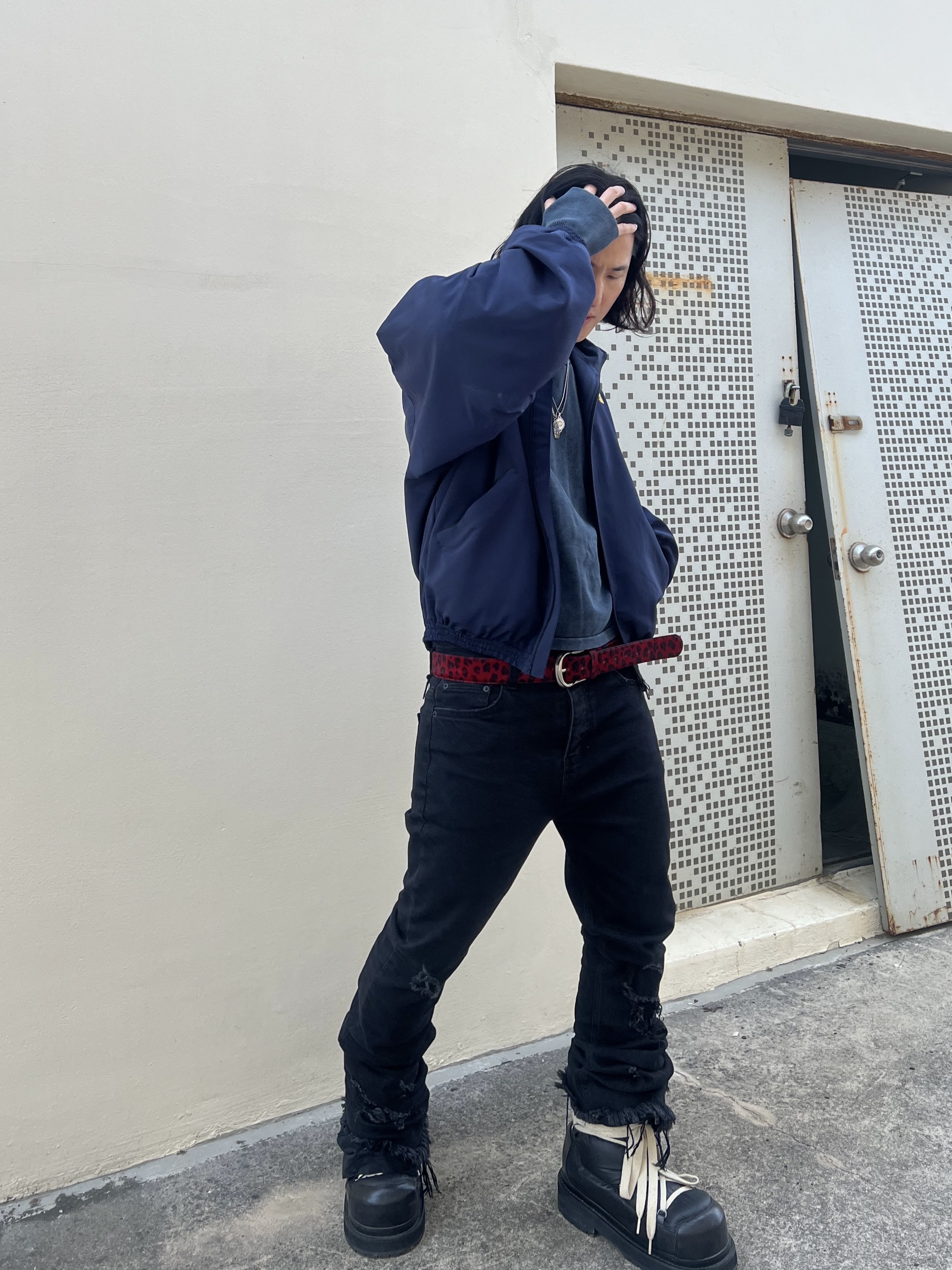 Undermycar Maigan Padded Shoulder Zip-Up Blouson India Ink - 23FW, Undermycar Calf Hair Module Belt Strap Red Leopard 착용 스타일 - 3