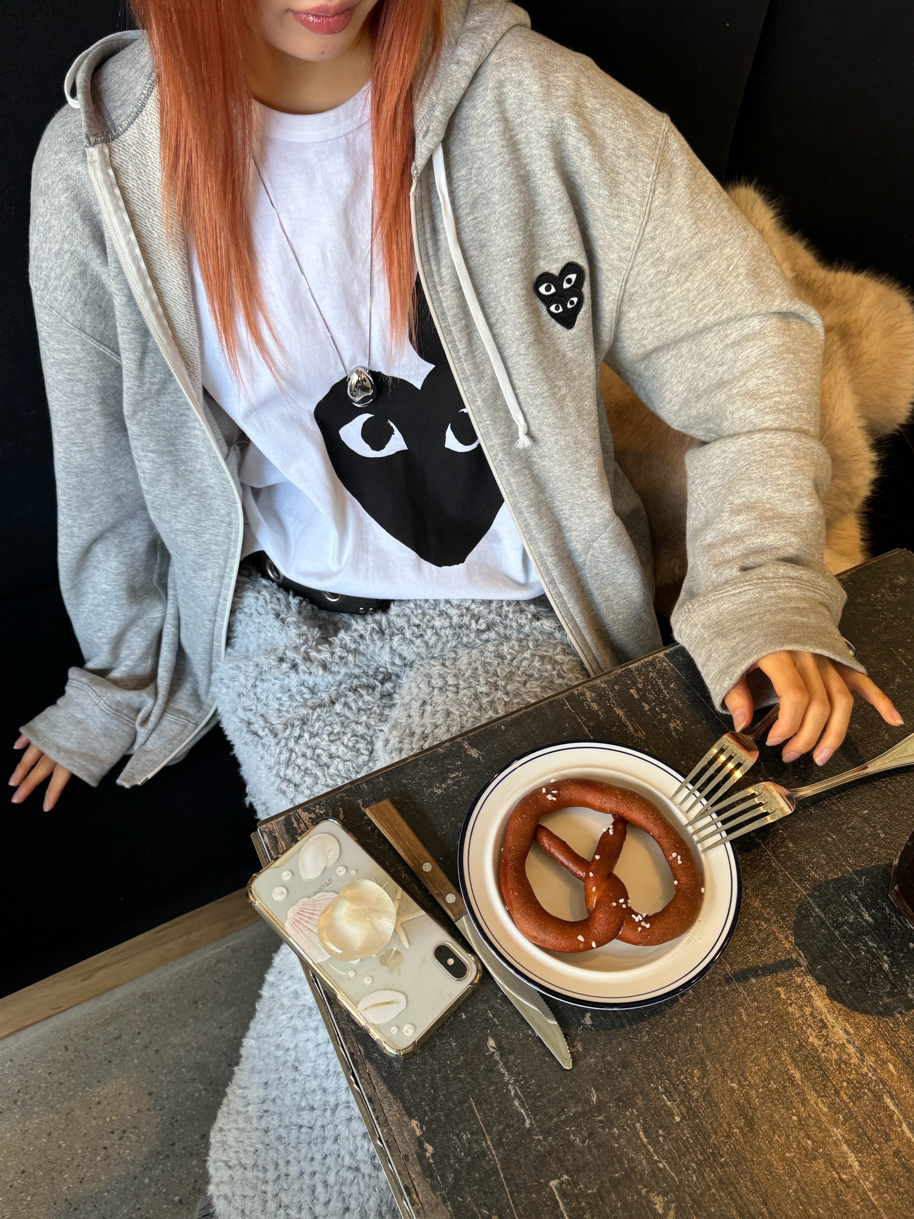 Play Comme des Garcons Double Black Heart T-Shirt White 착용 스타일 - 5