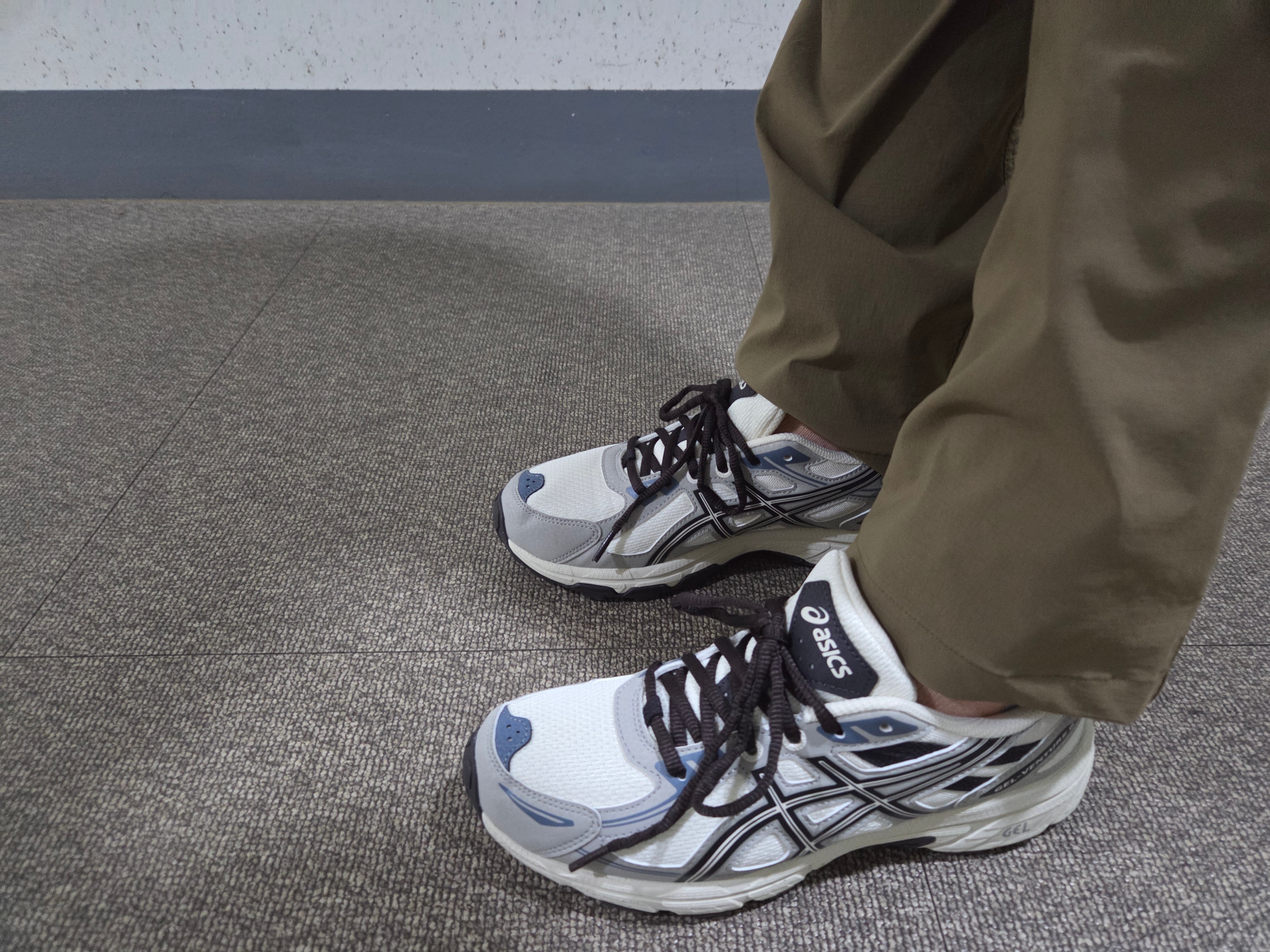 Asics Gel-Venture 6 Cream Grey 착용 스타일 - 1