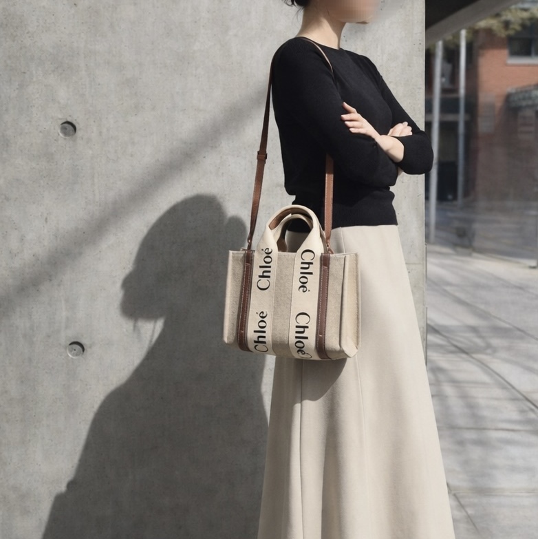 Chloe Woody Mini Tote Bag White Brown, Chloe Woody Small Tote Bag White Brown 착용 스타일 - 3