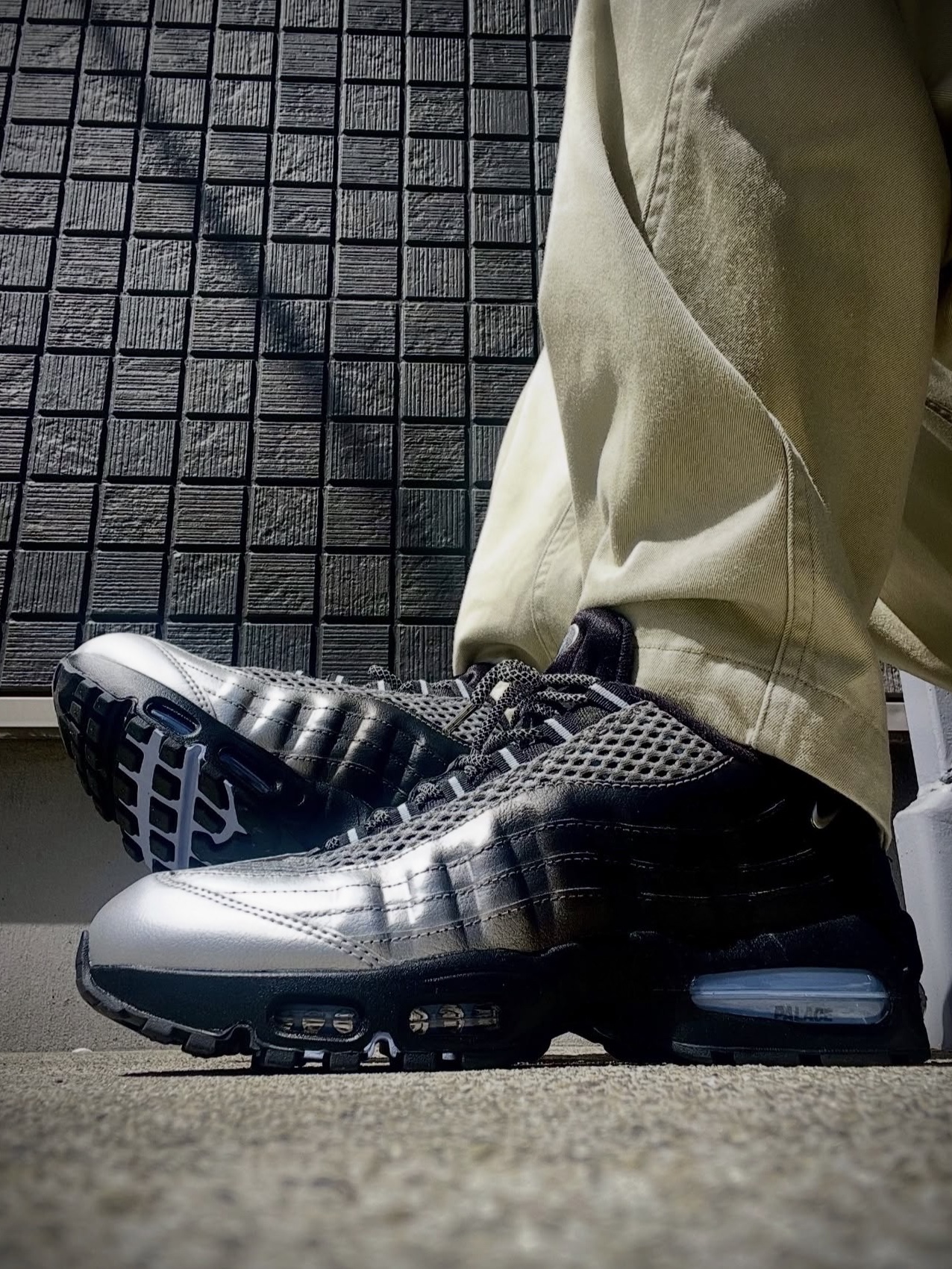 Nike x Palace Air Max 95 Metallic Silver Aluminum 착용 스타일 - 1