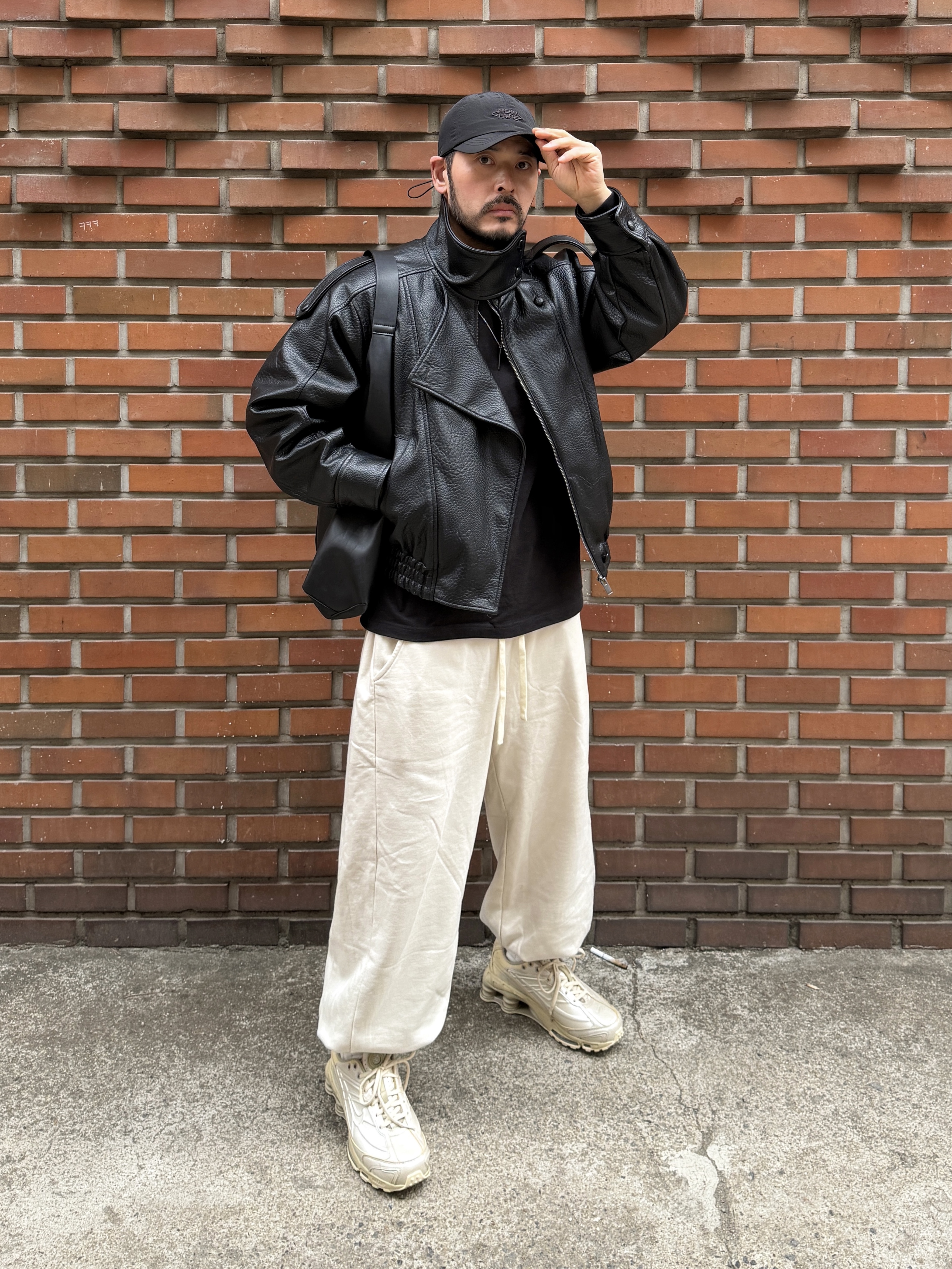 Nike Shox Ride 2 Metallic Silver and Desert Khaki 착용 스타일 - 4