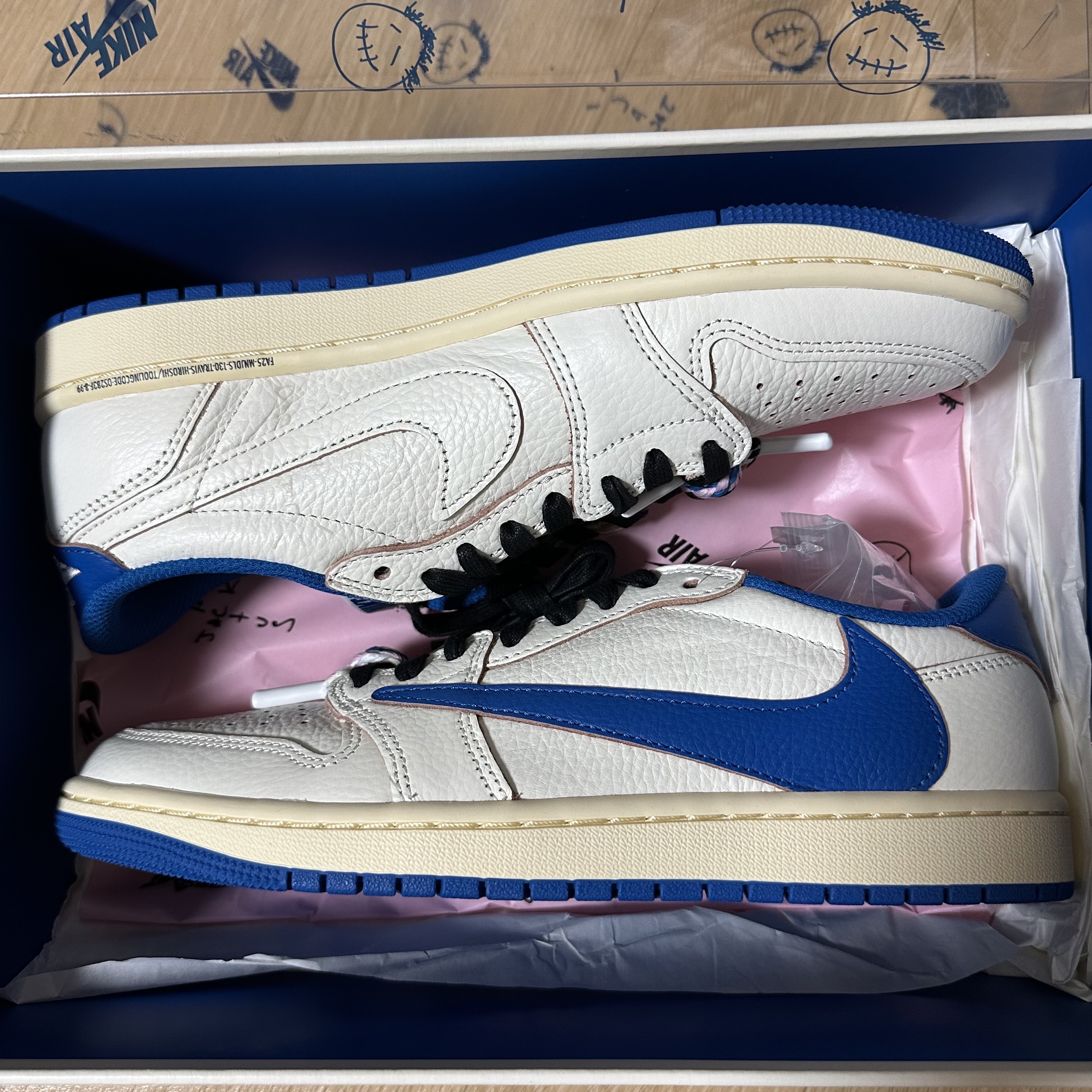 Jordan 1 x Travis Scott x Fragment Retro Low OG SP Sail Military Blue 착용 스타일