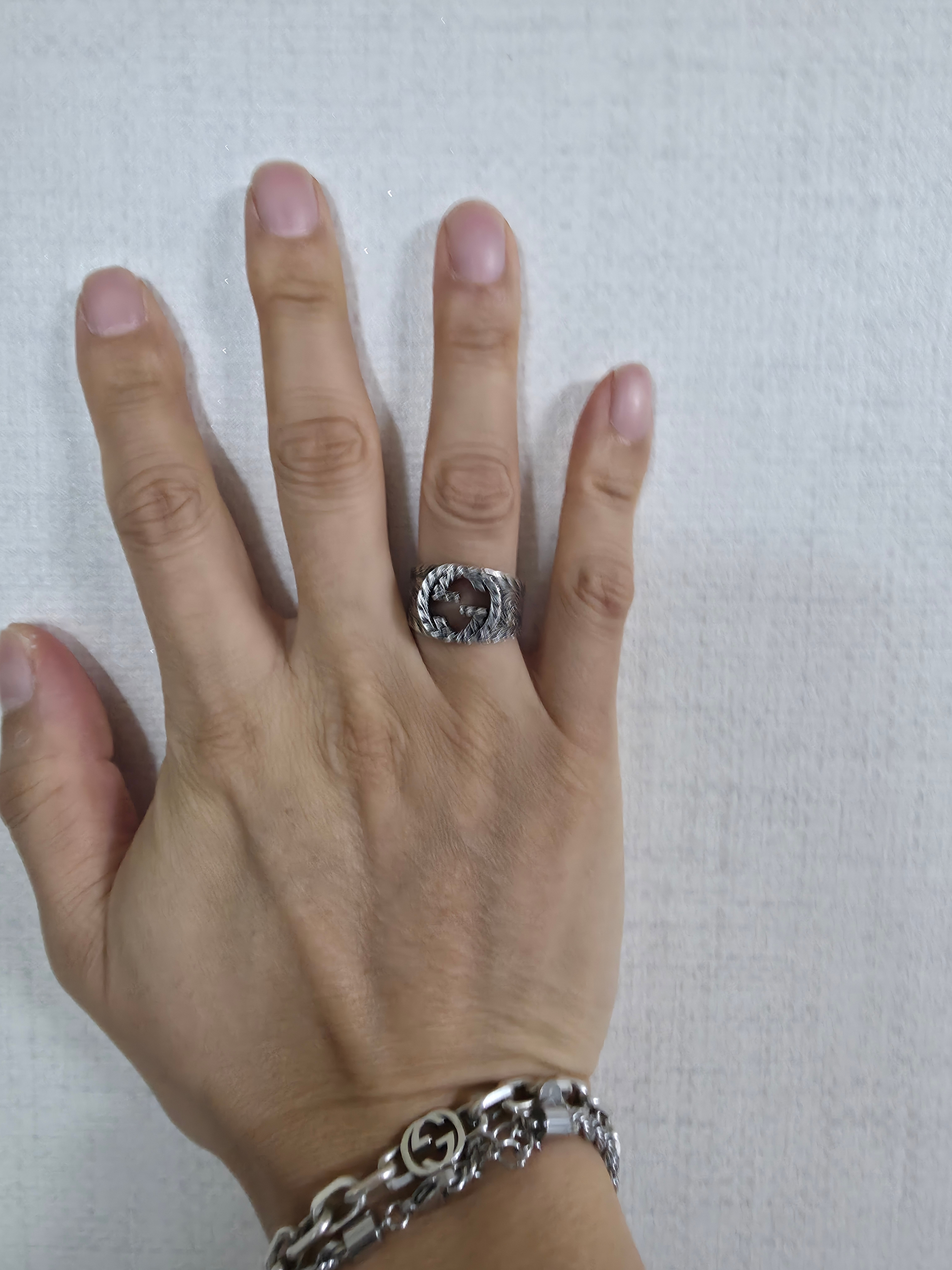 Gucci Interlocking G Ring Silver 착용 스타일 - 2