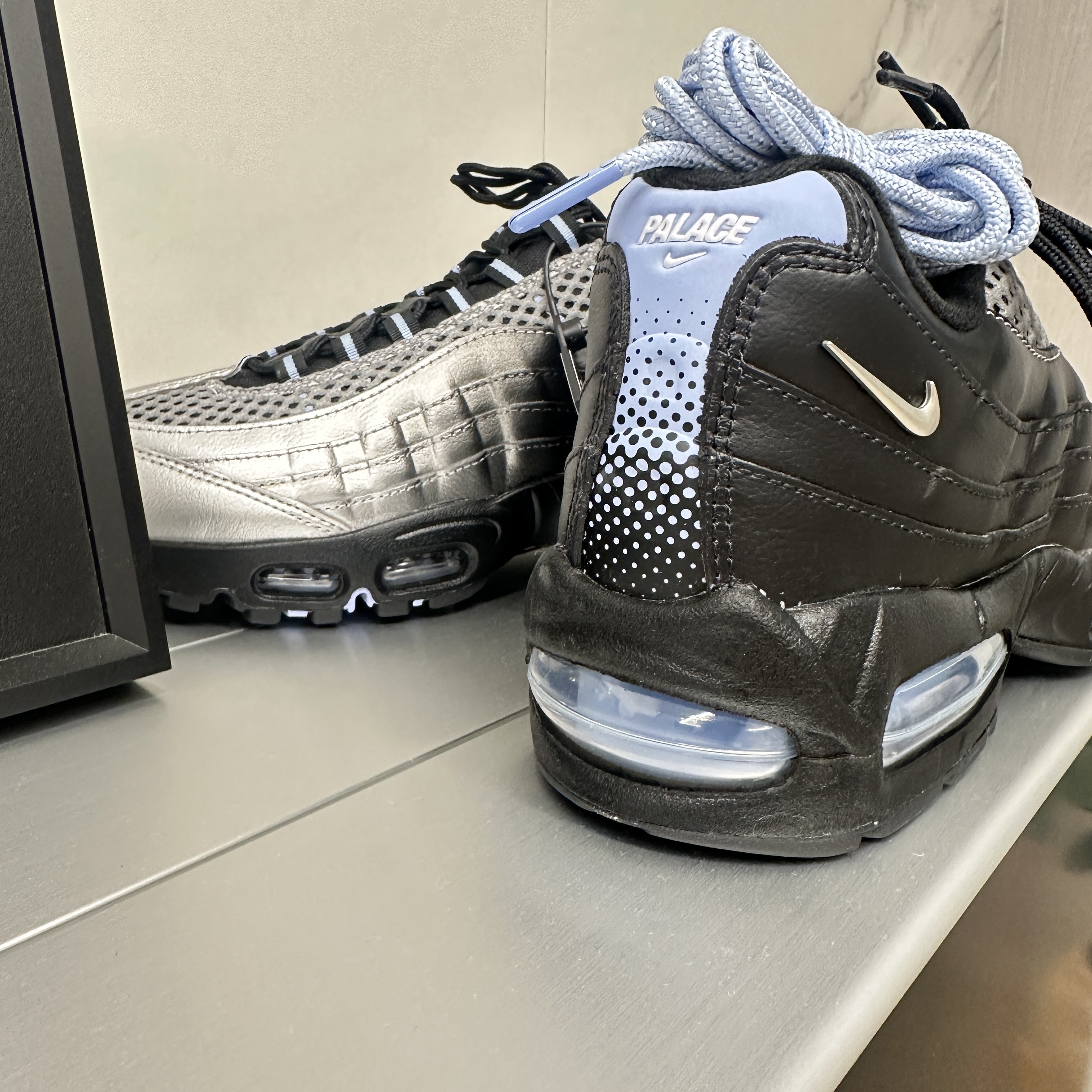 Nike x Palace Air Max 95 Metallic Silver Aluminum 착용 스타일 - 2