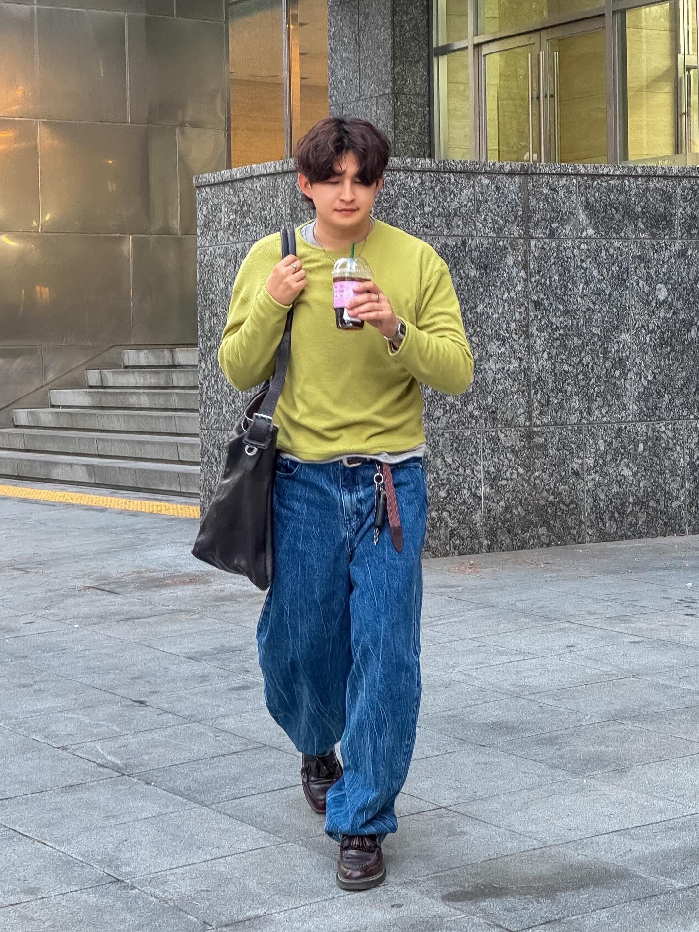 Lemaire Lux Leather Belted Hobo Bag Paper Dark Chocolate, Dr. Martens Adrian Arcadia Leather Loafers Cherry Red 착용 스타일 - 2