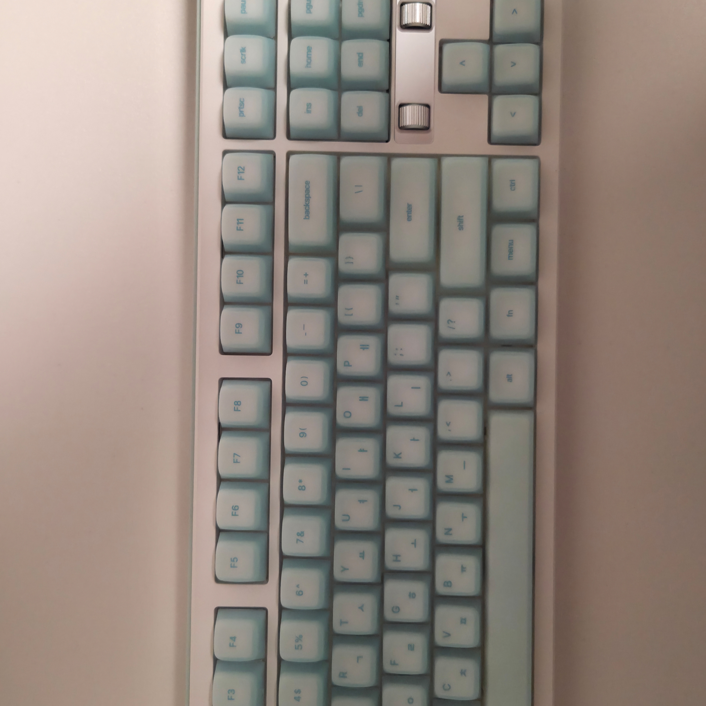 PEBBLE ON mello-j keycap iceblue 착용 스타일 - 2