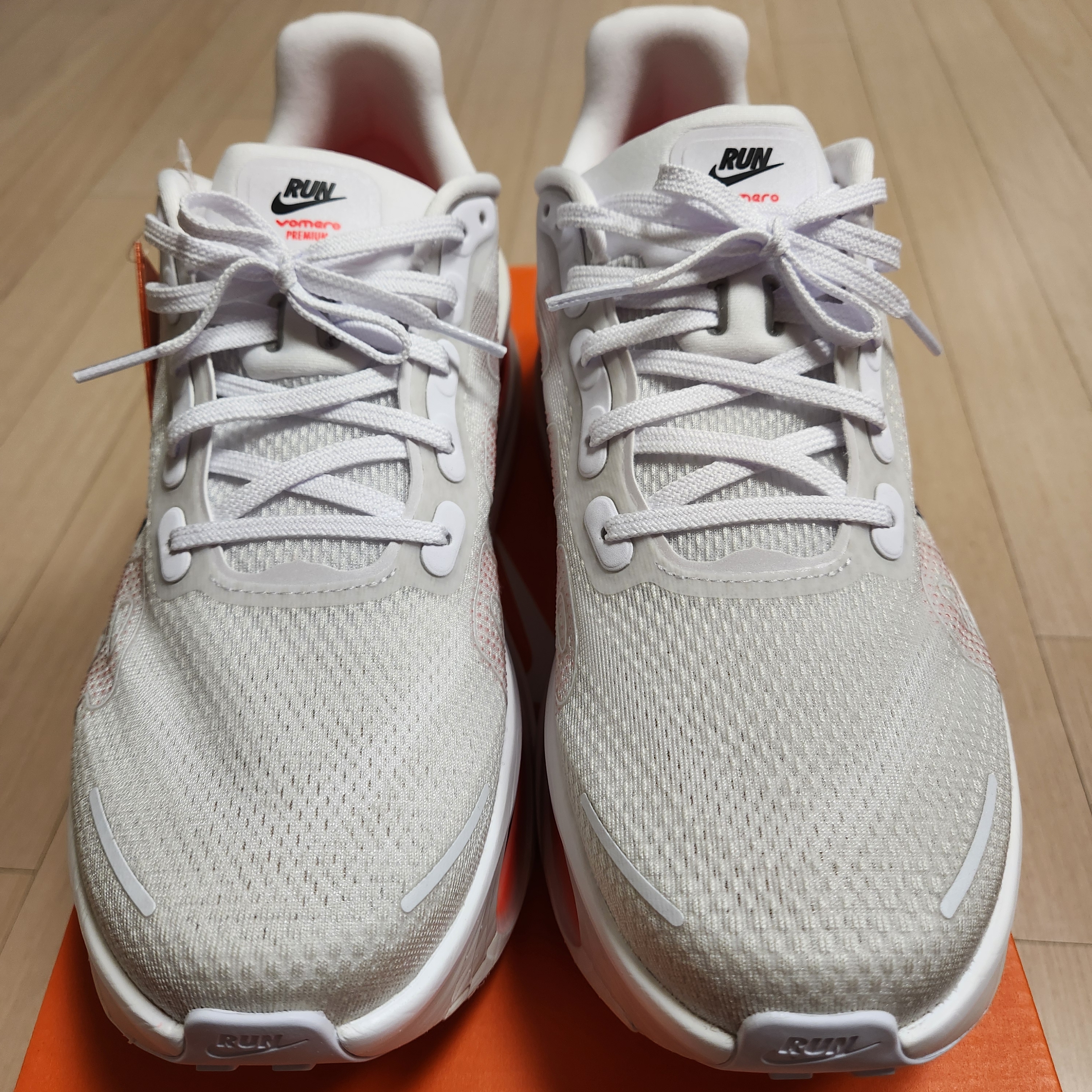 Nike Vomero Premium White Bright Crimson 착용 스타일 - 4