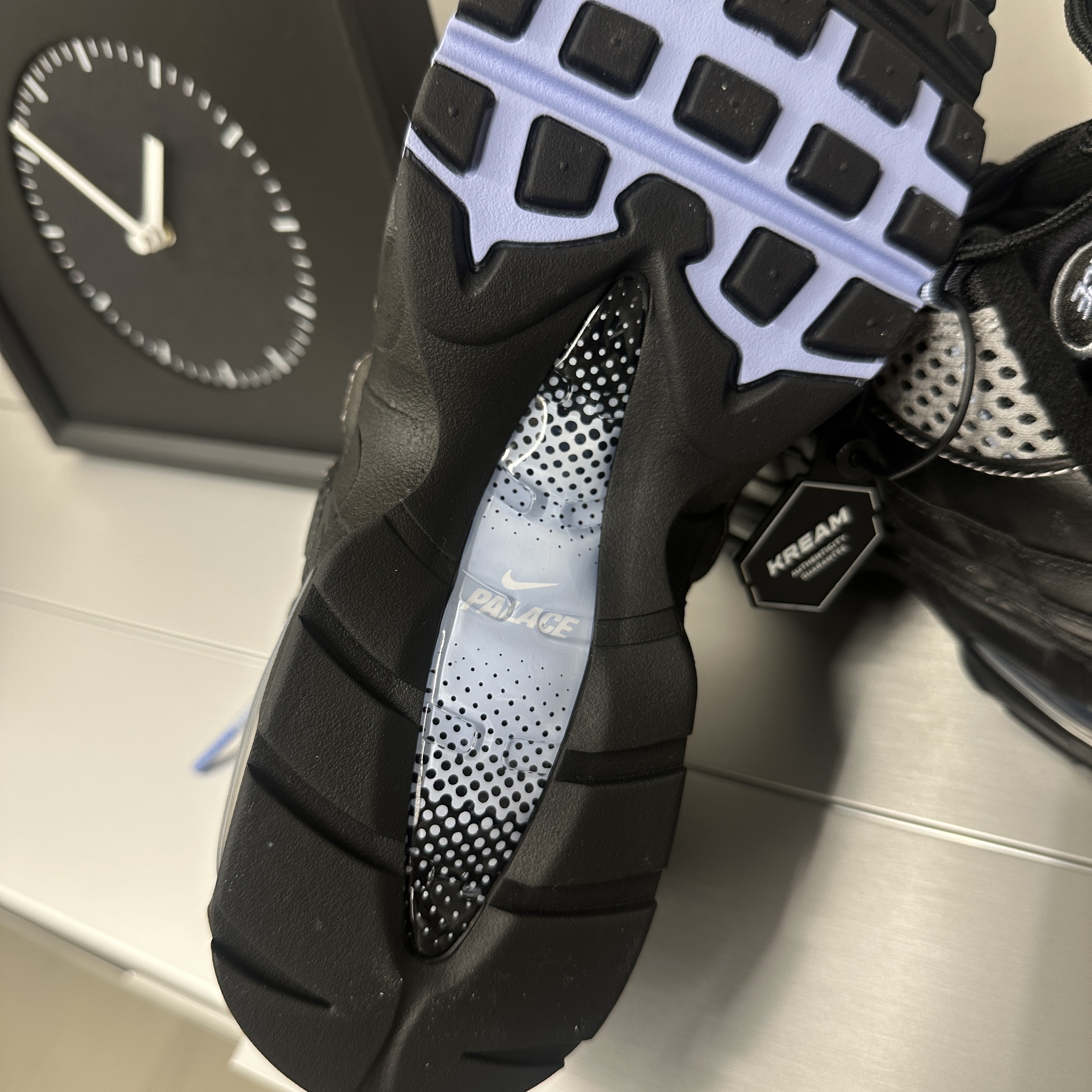 Nike x Palace Air Max 95 Metallic Silver Aluminum 착용 스타일 - 4