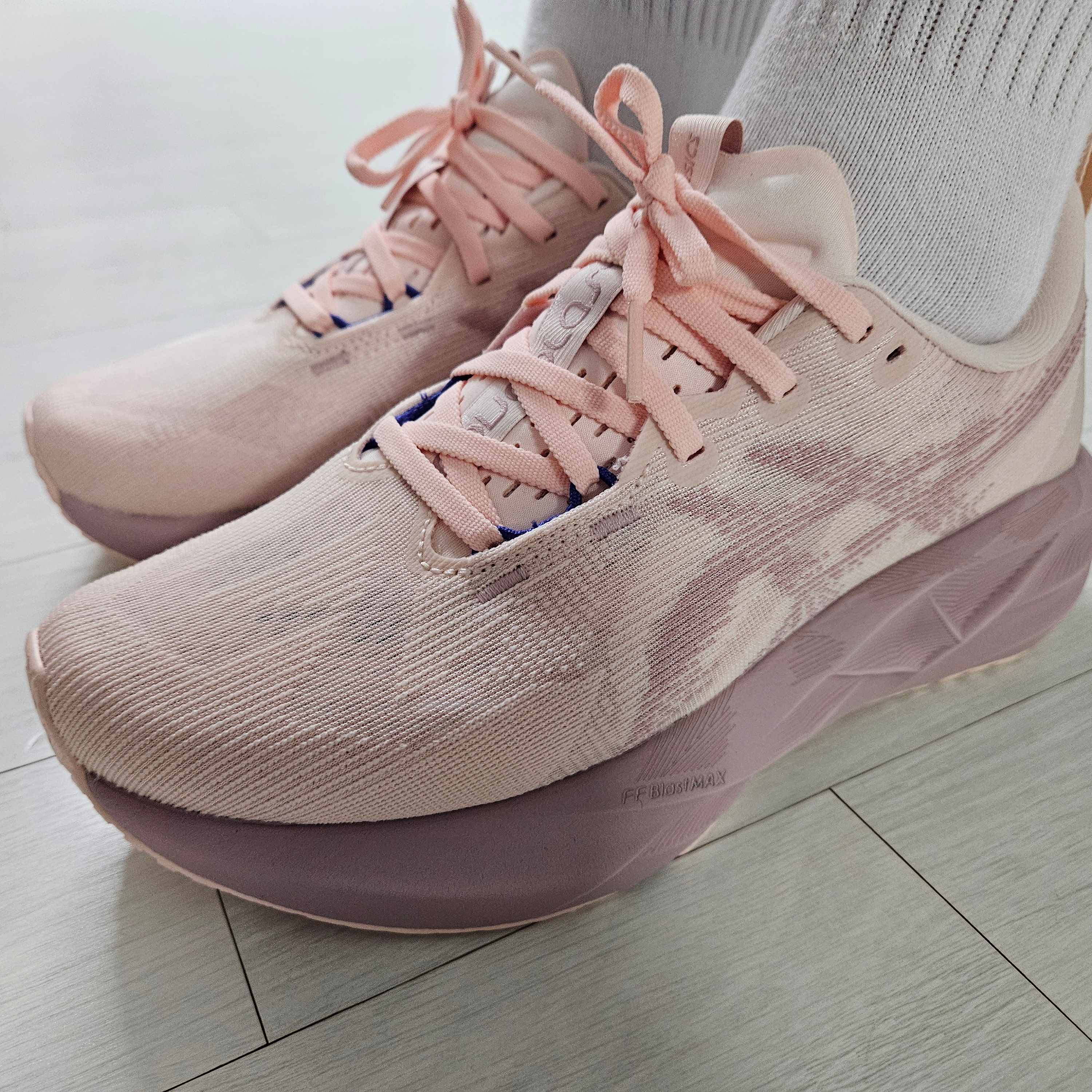 (W) Asics Novablast 5 Pearl Pink Morganite 착용 스타일 - 1