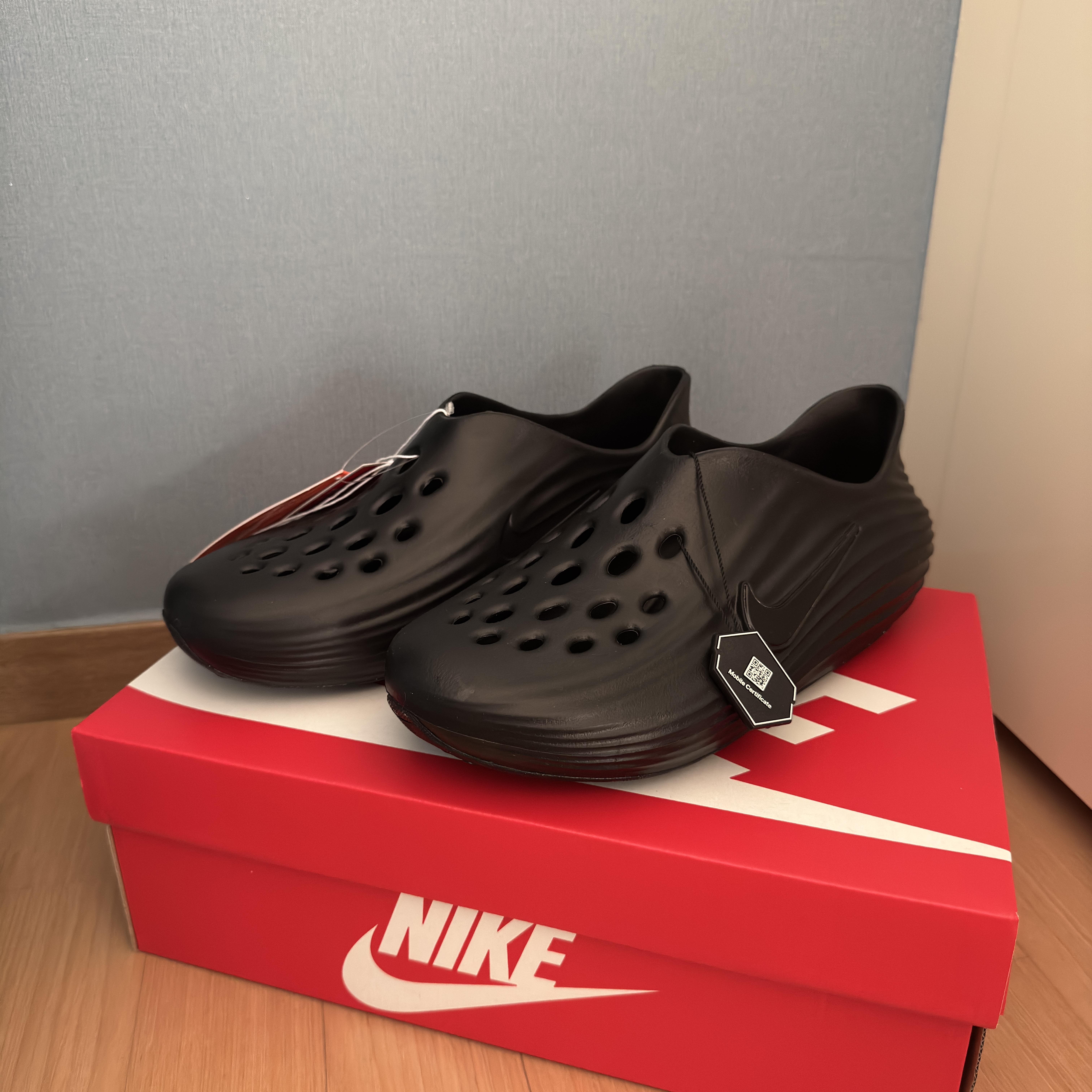 Nike ReactX Rejuven8 Triple Black 착용 스타일 - 1