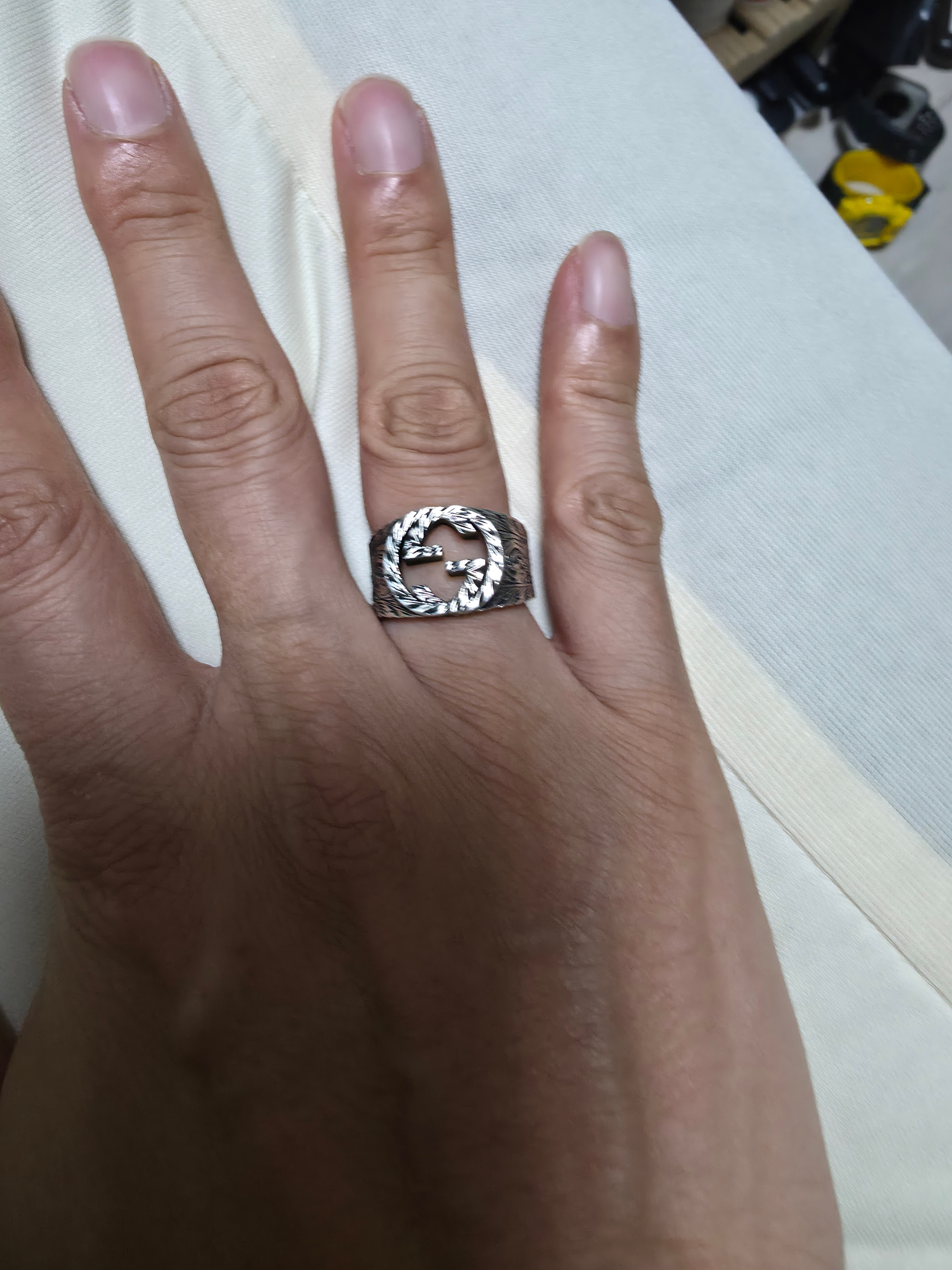 Gucci Interlocking G Ring Silver 착용 스타일 - 1