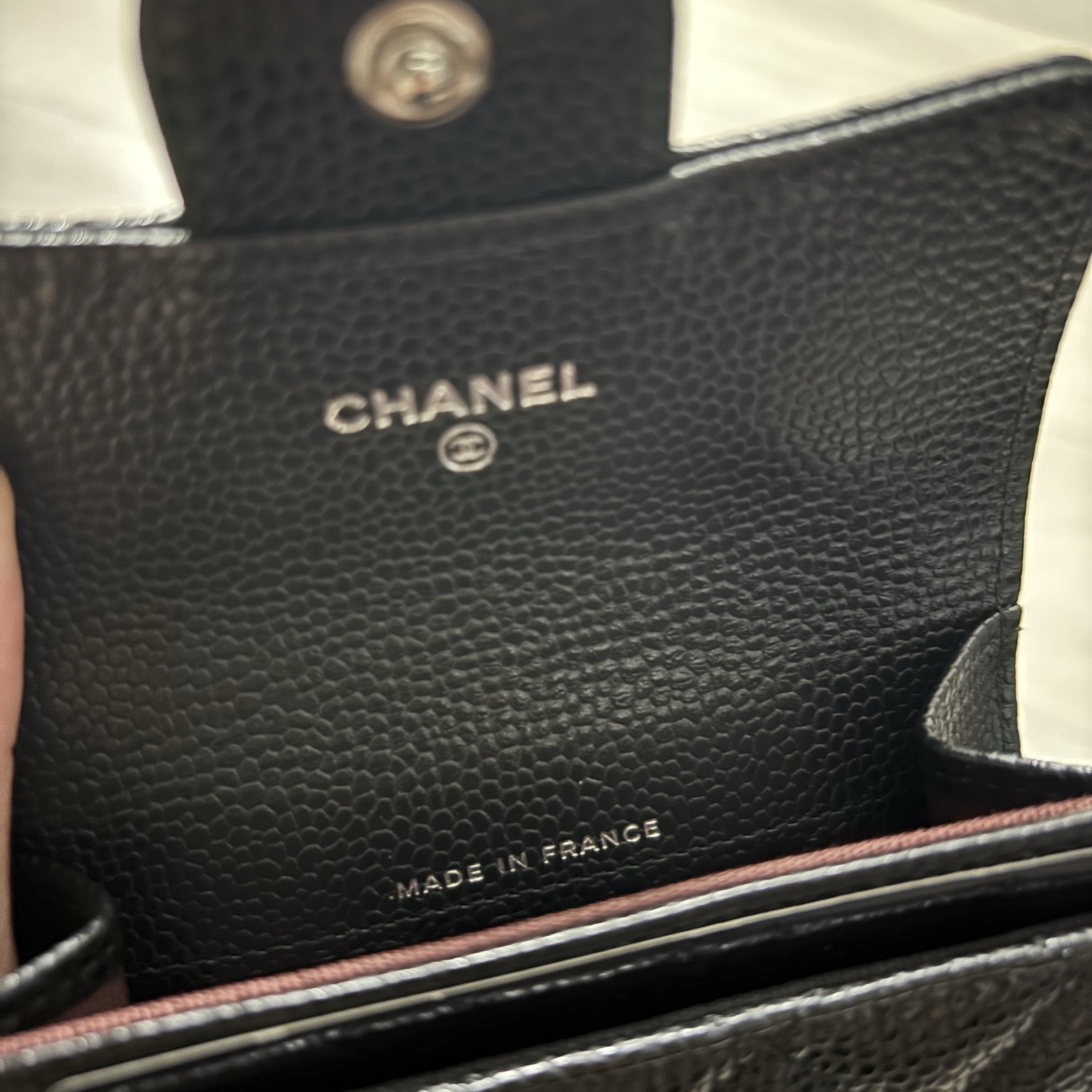 Chanel Classic Card Holder Grained Calfskin & Silver Black 착용 스타일 - 2