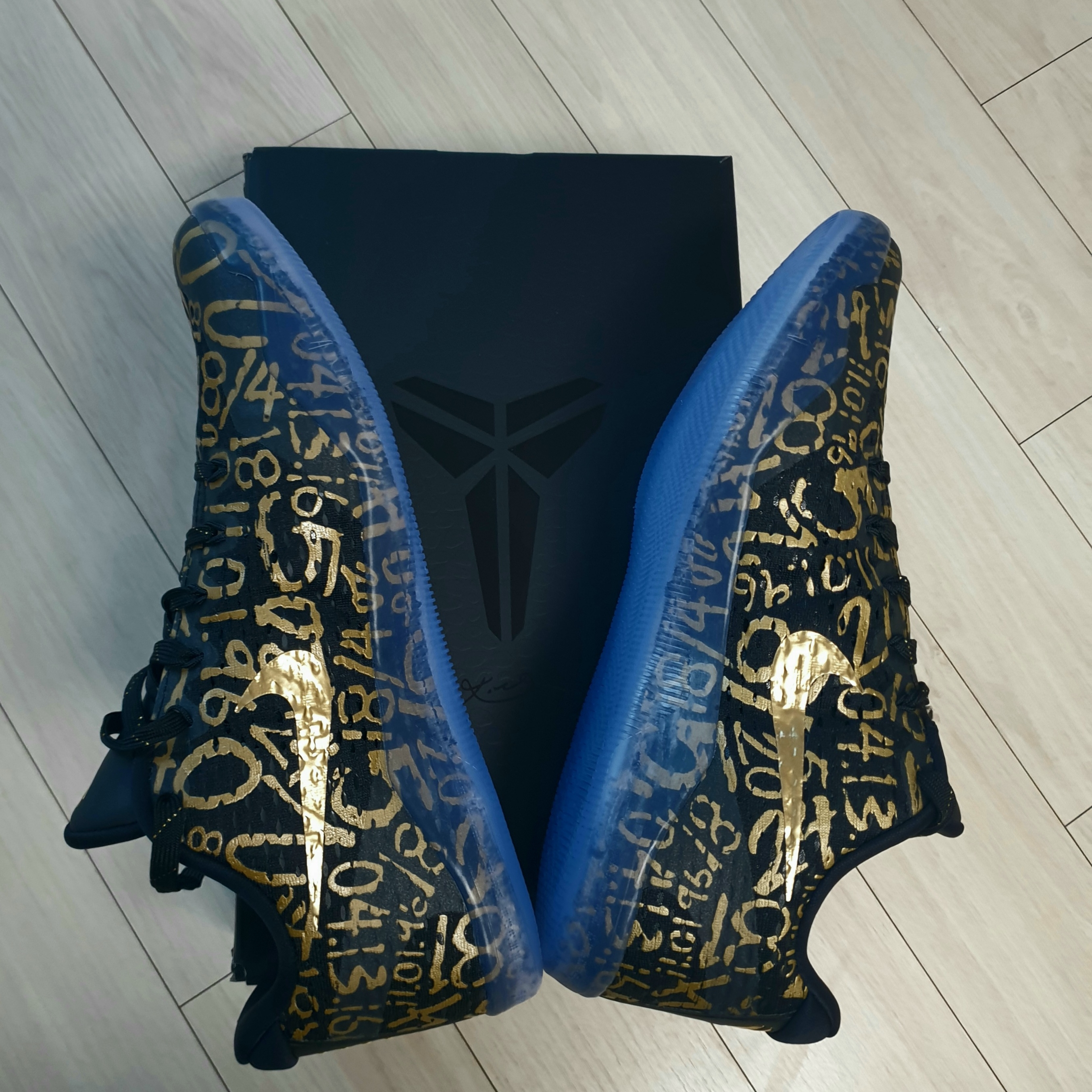 Nike Kobe 11 Protro Black and Metallic Gold 착용 스타일
