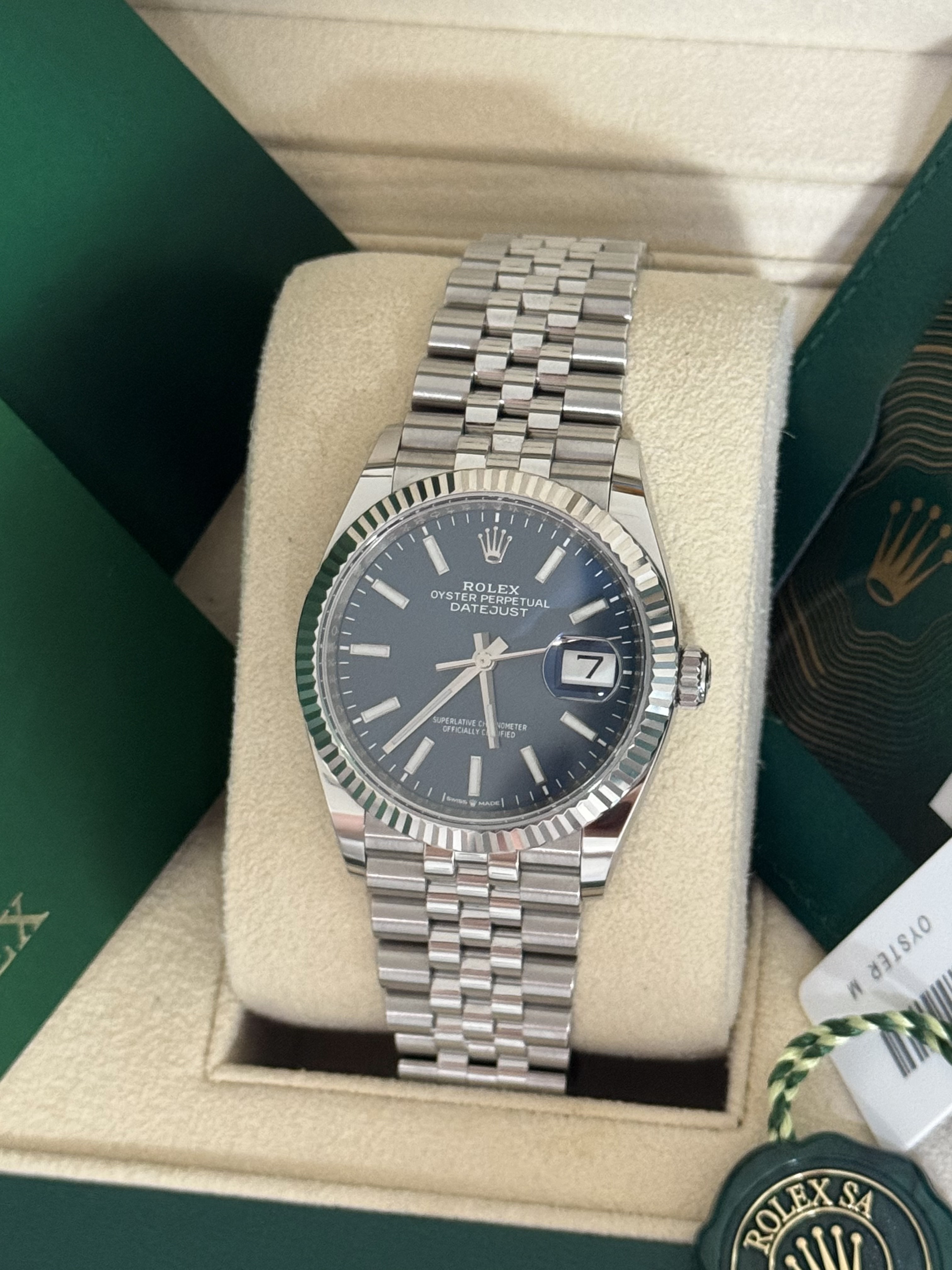 Rolex Datejust 36mm 126234 Bright Blue Jubilee 착용 스타일 - 3