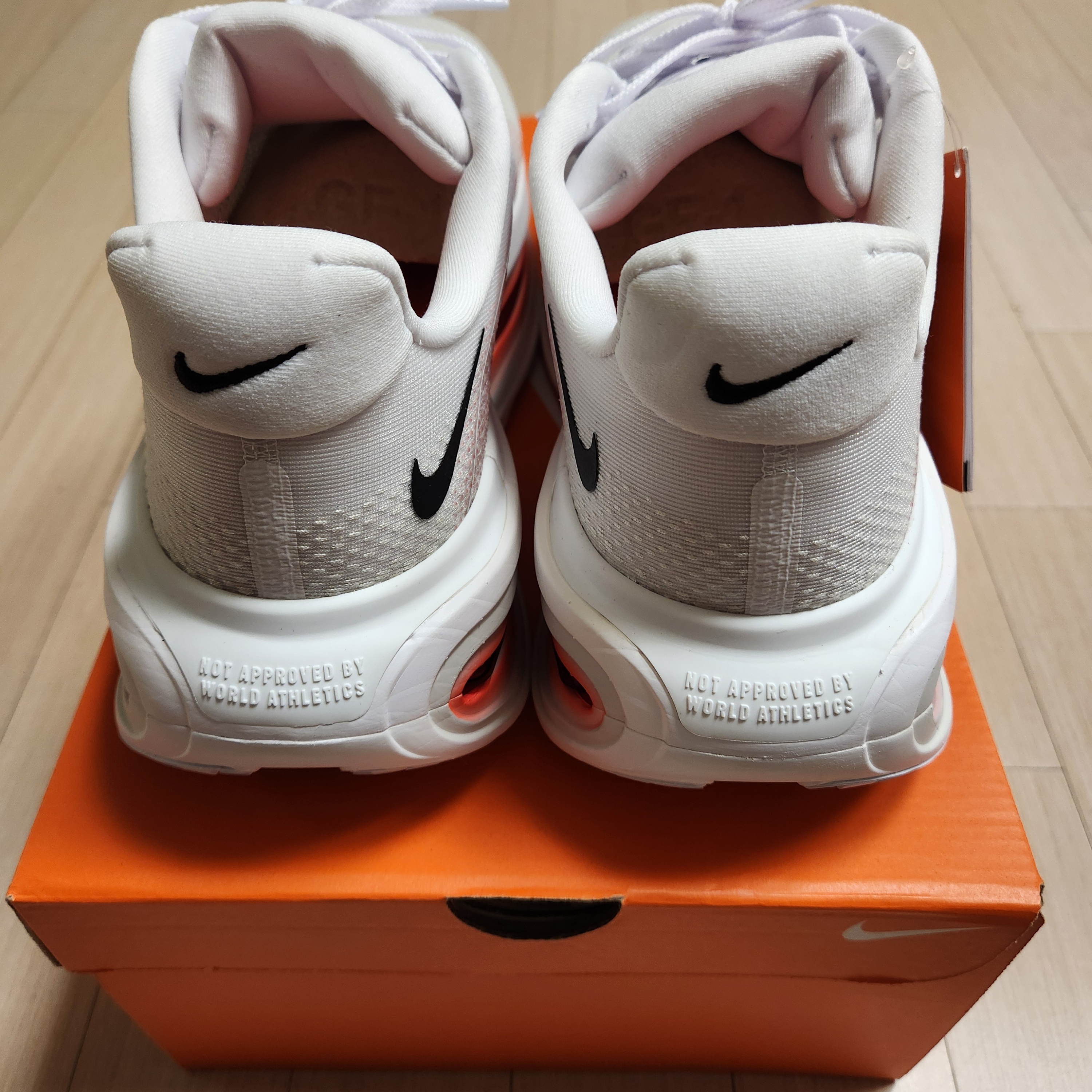 Nike Vomero Premium White Bright Crimson 착용 스타일 - 5