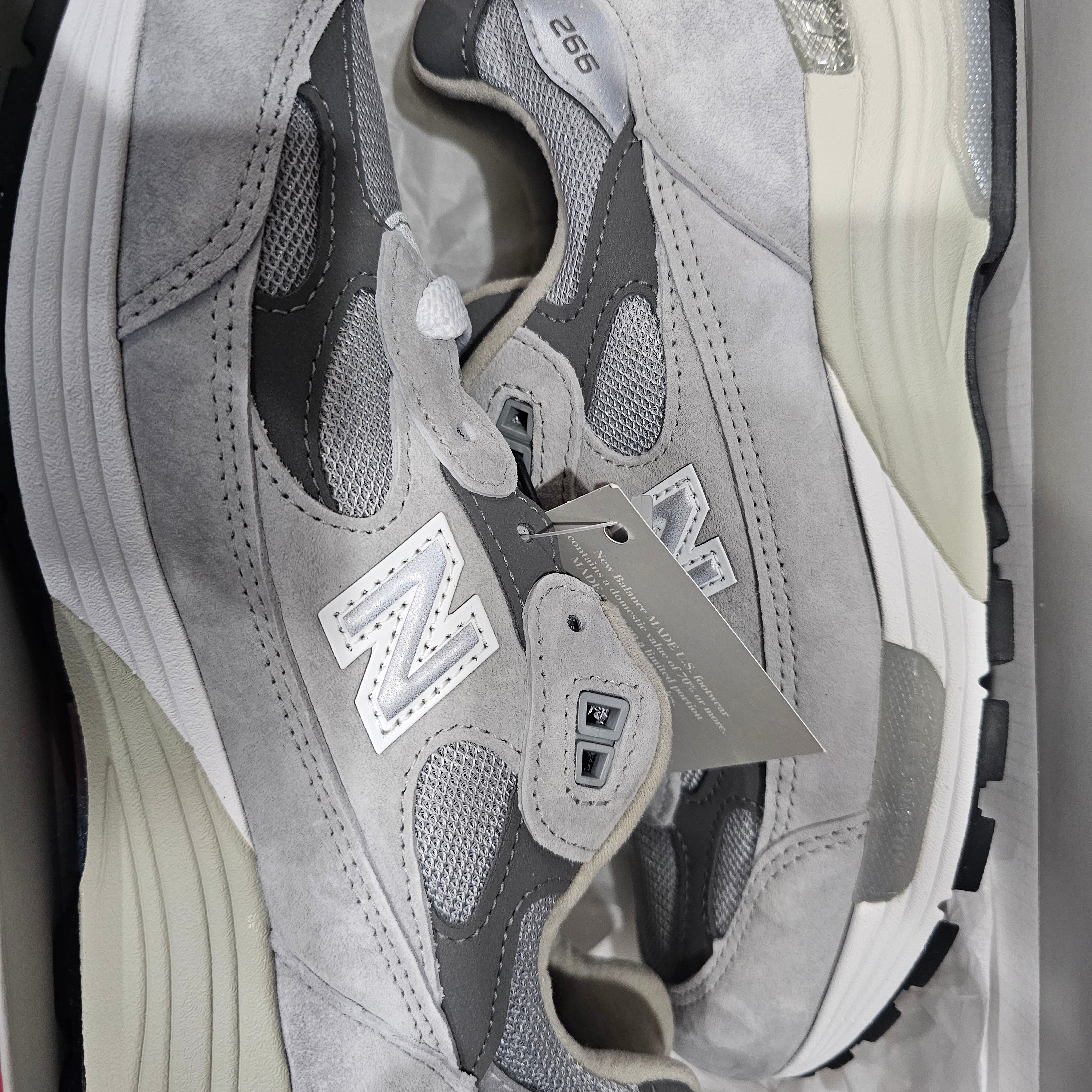 New Balance 992 Made in USA Core Grey Silver Metallic 착용 스타일 - 1