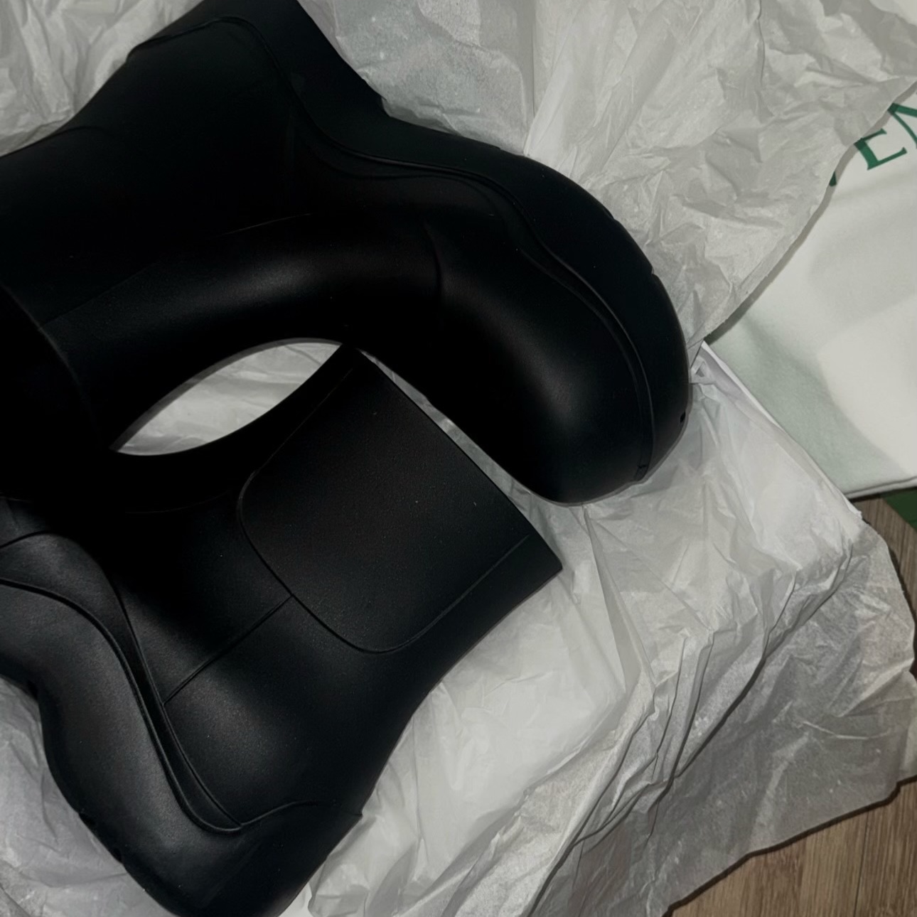 Bottega Veneta Puddle Ankle Boots Black, Maison Margiela Slip-On Tabi Shoes Black 착용 스타일 - 3