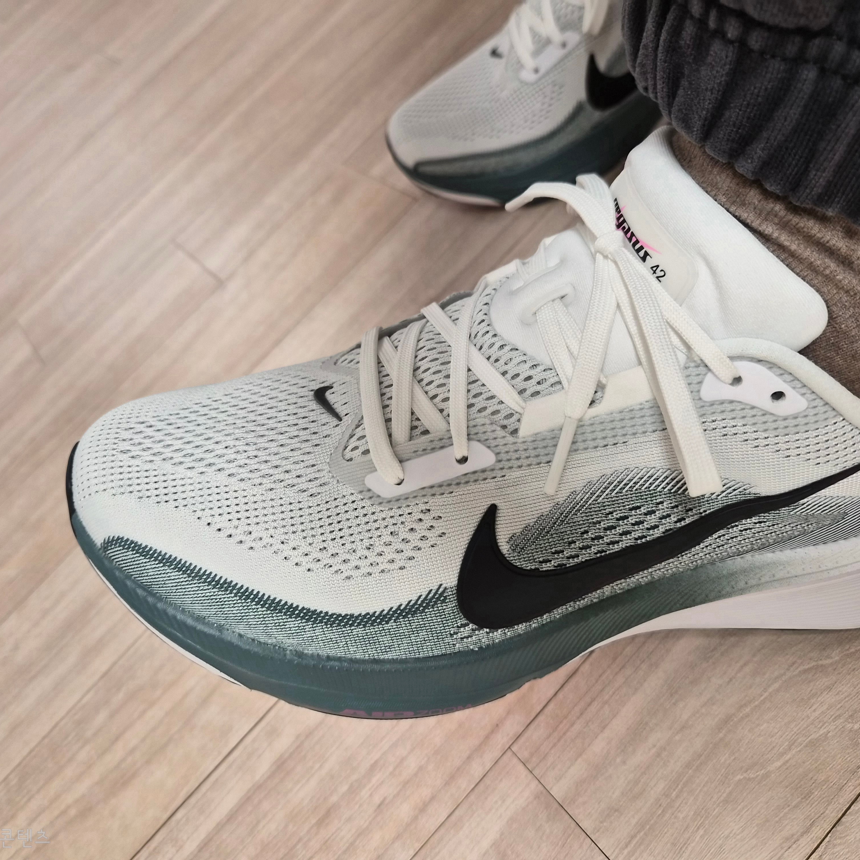 Nike Air Zoom Pegasus 42 White Mineral Slate 착용 스타일 - 1