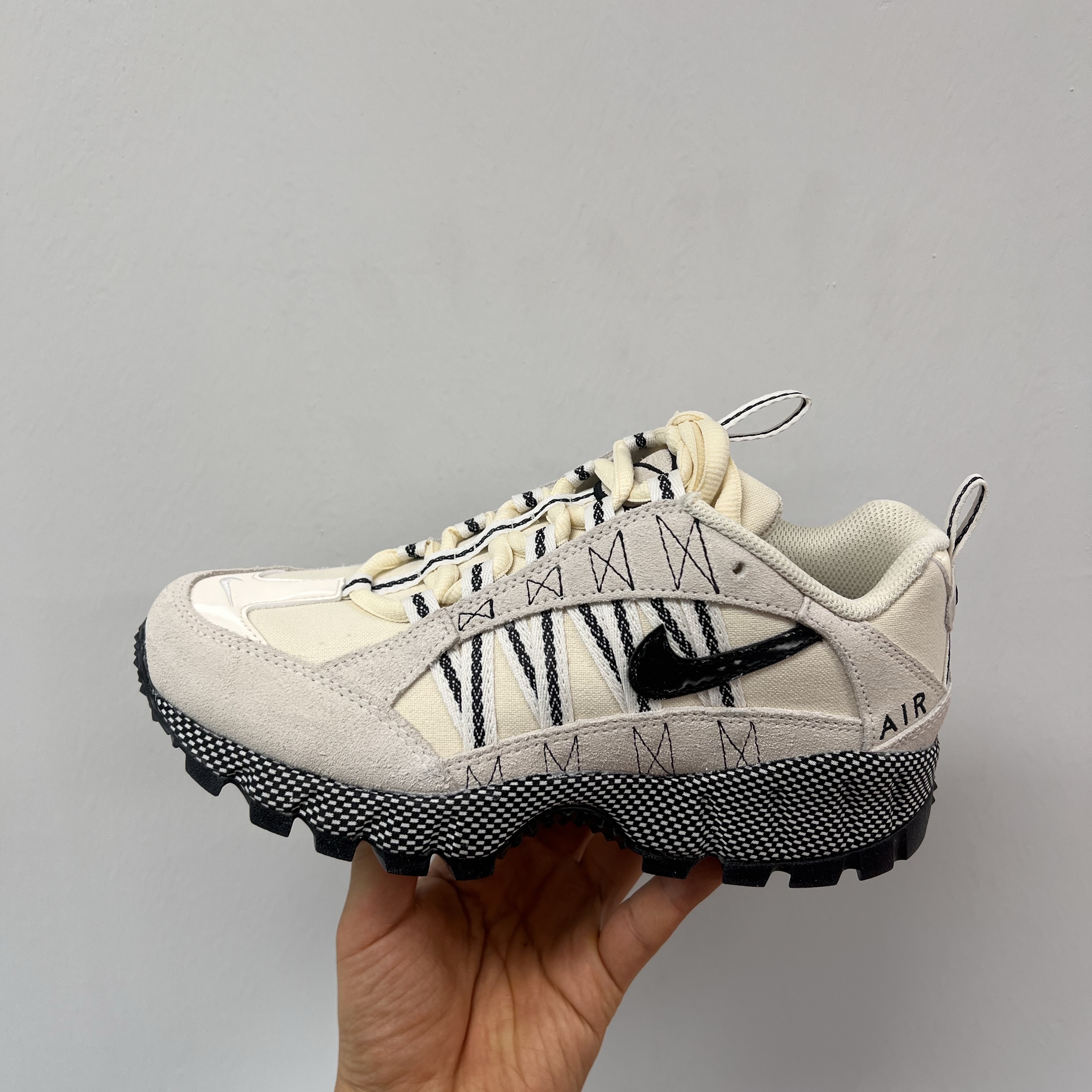 (W) Nike Air Humara Pale Ivory Black 착용 스타일