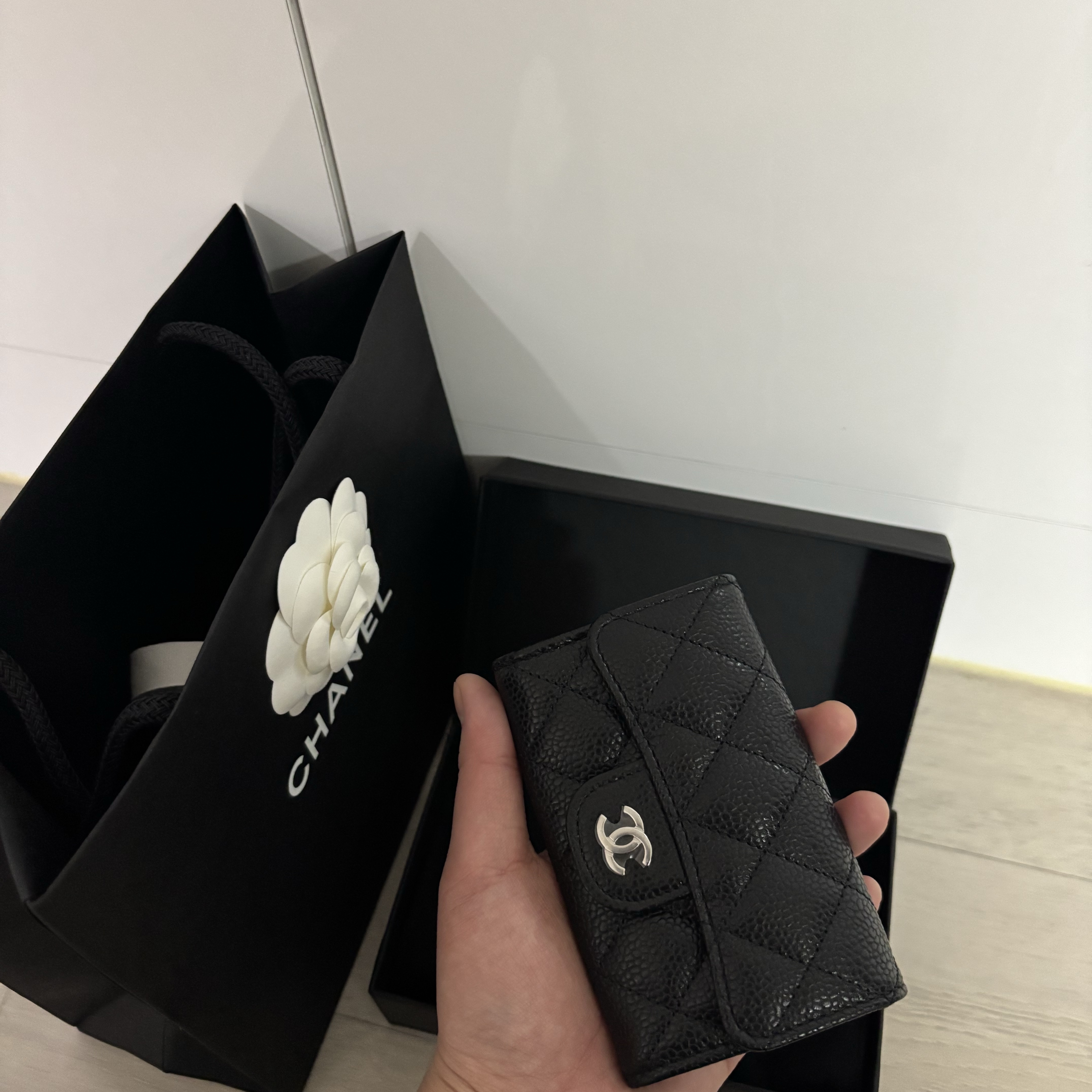 Chanel Classic Card Holder Grained Calfskin & Silver Black 착용 스타일 - 3